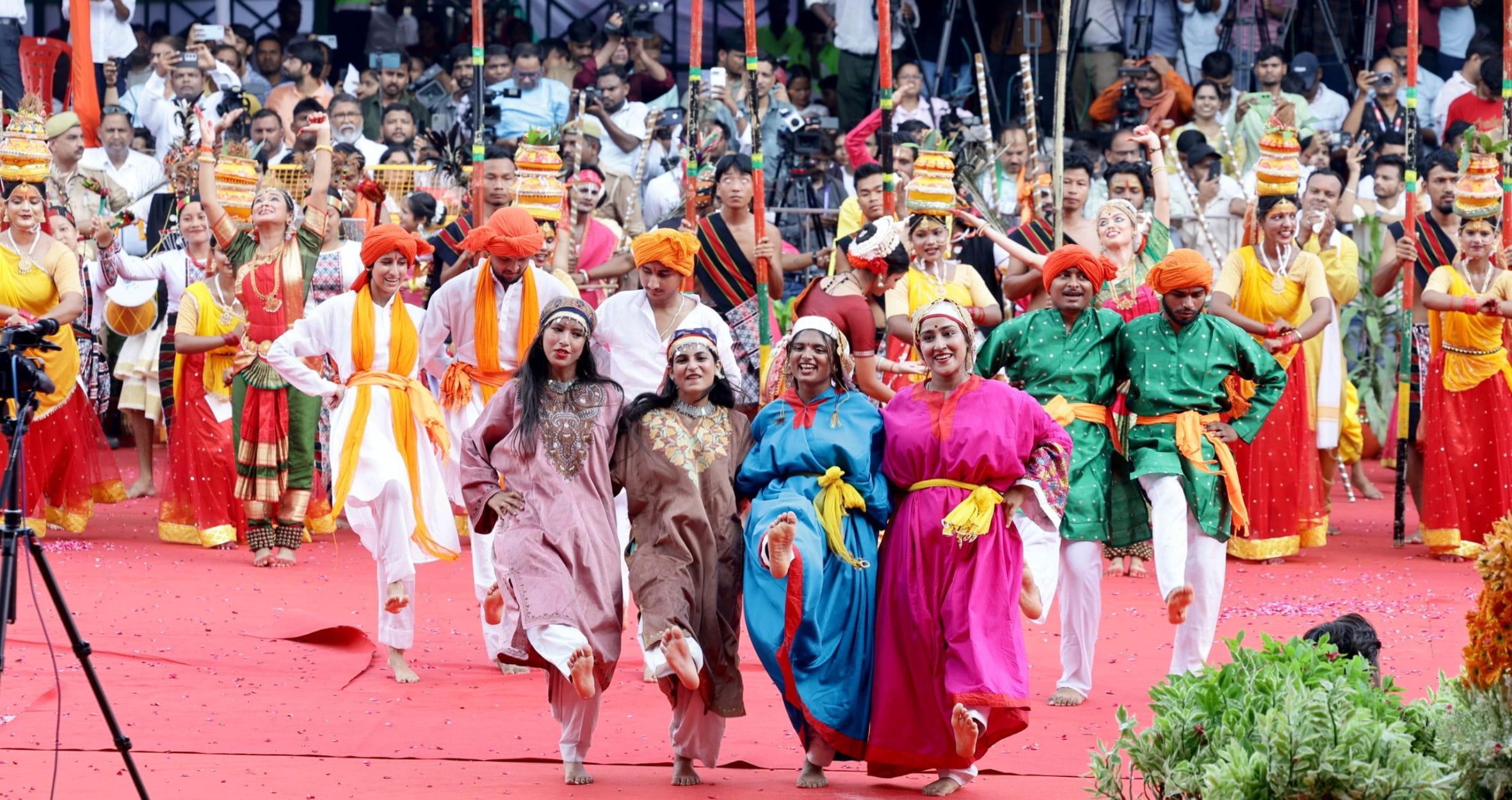 देशभक्ति की बही बयार, शान से लहराया तिरंगा