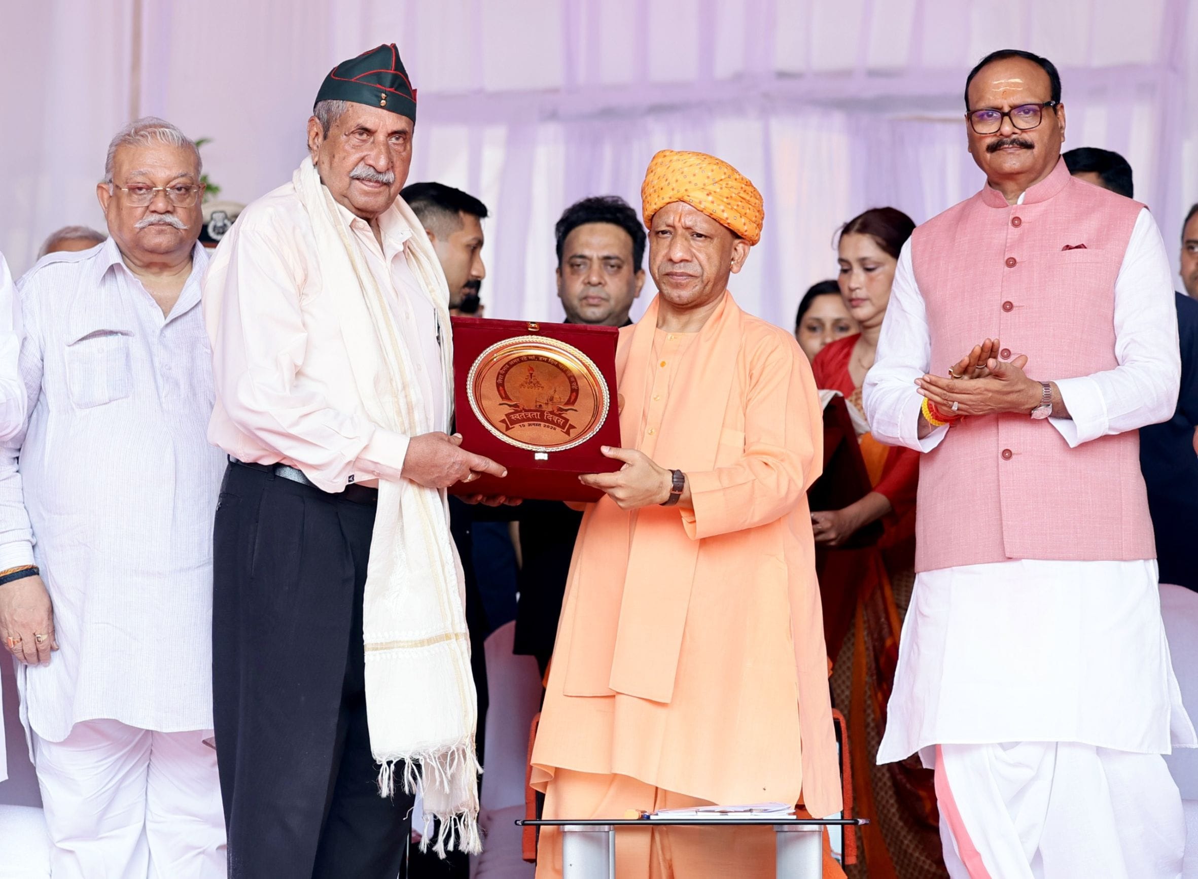देशभक्ति की बही बयार, शान से लहराया तिरंगा