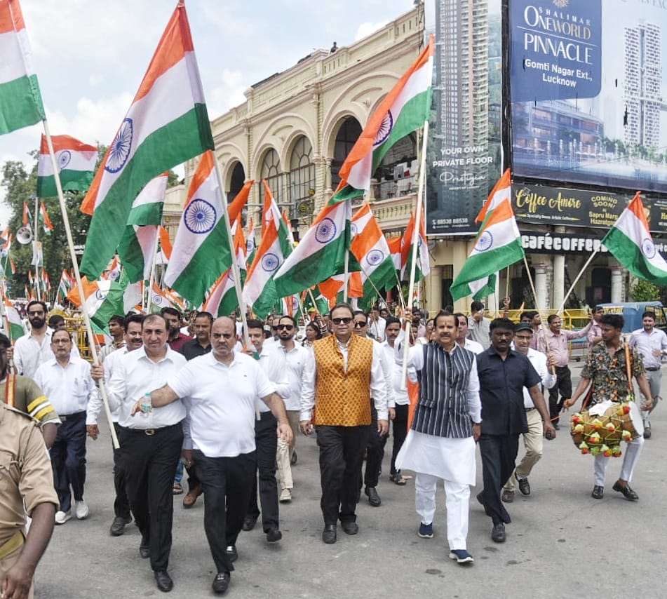 देशभक्ति की बही बयार, शान से लहराया तिरंगा