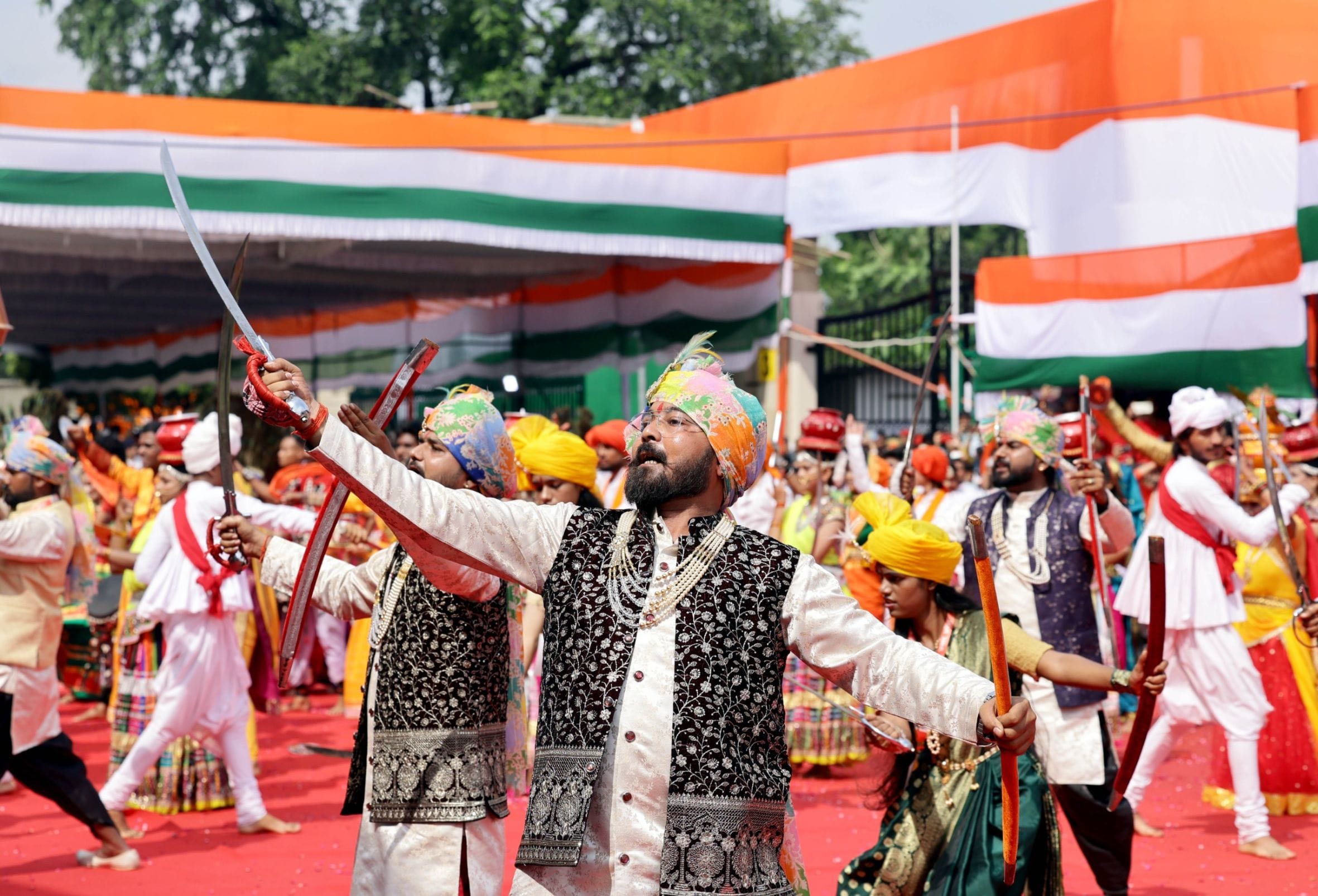 देशभक्ति की बही बयार, शान से लहराया तिरंगा