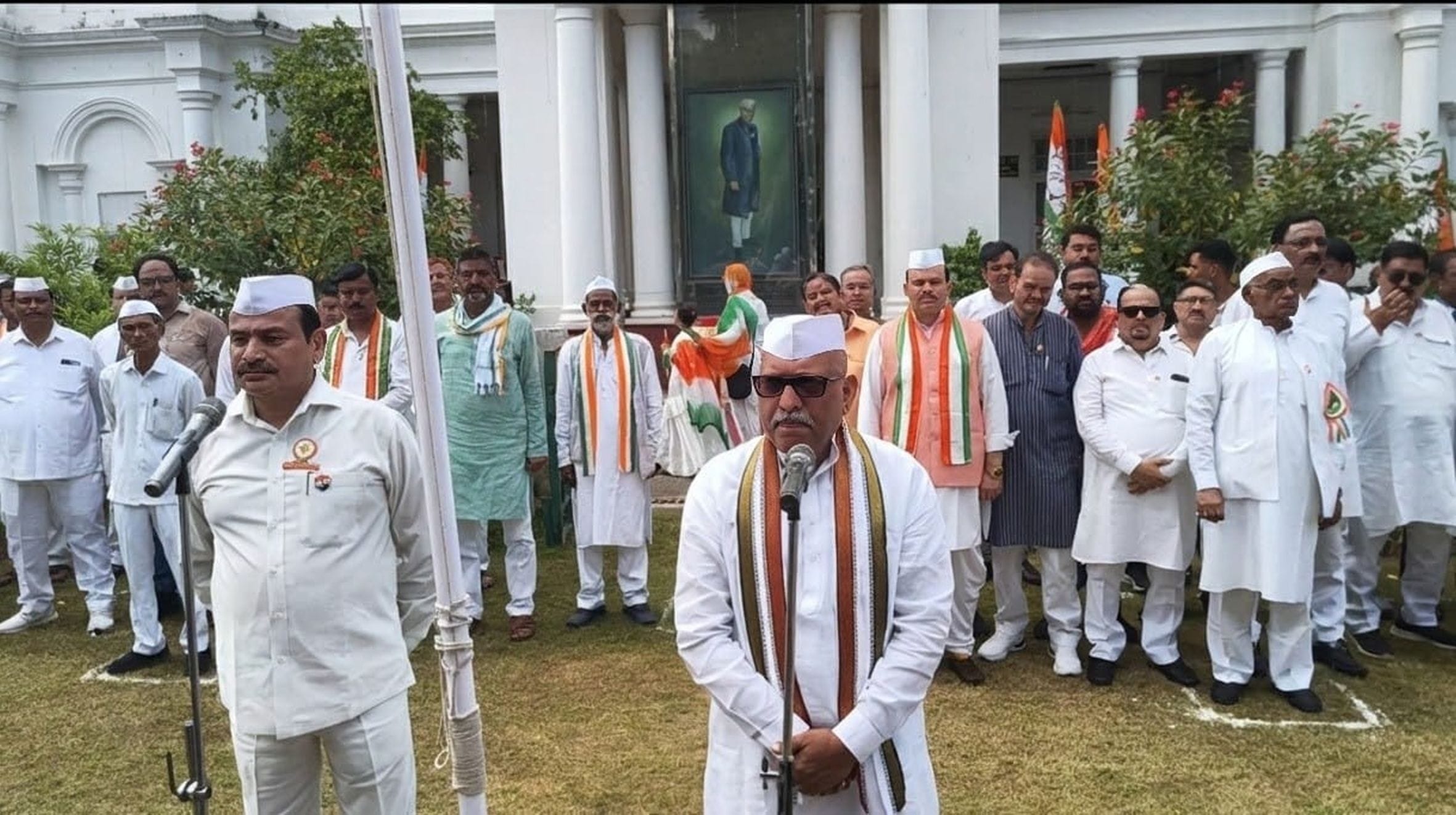 देशभक्ति की बही बयार, शान से लहराया तिरंगा