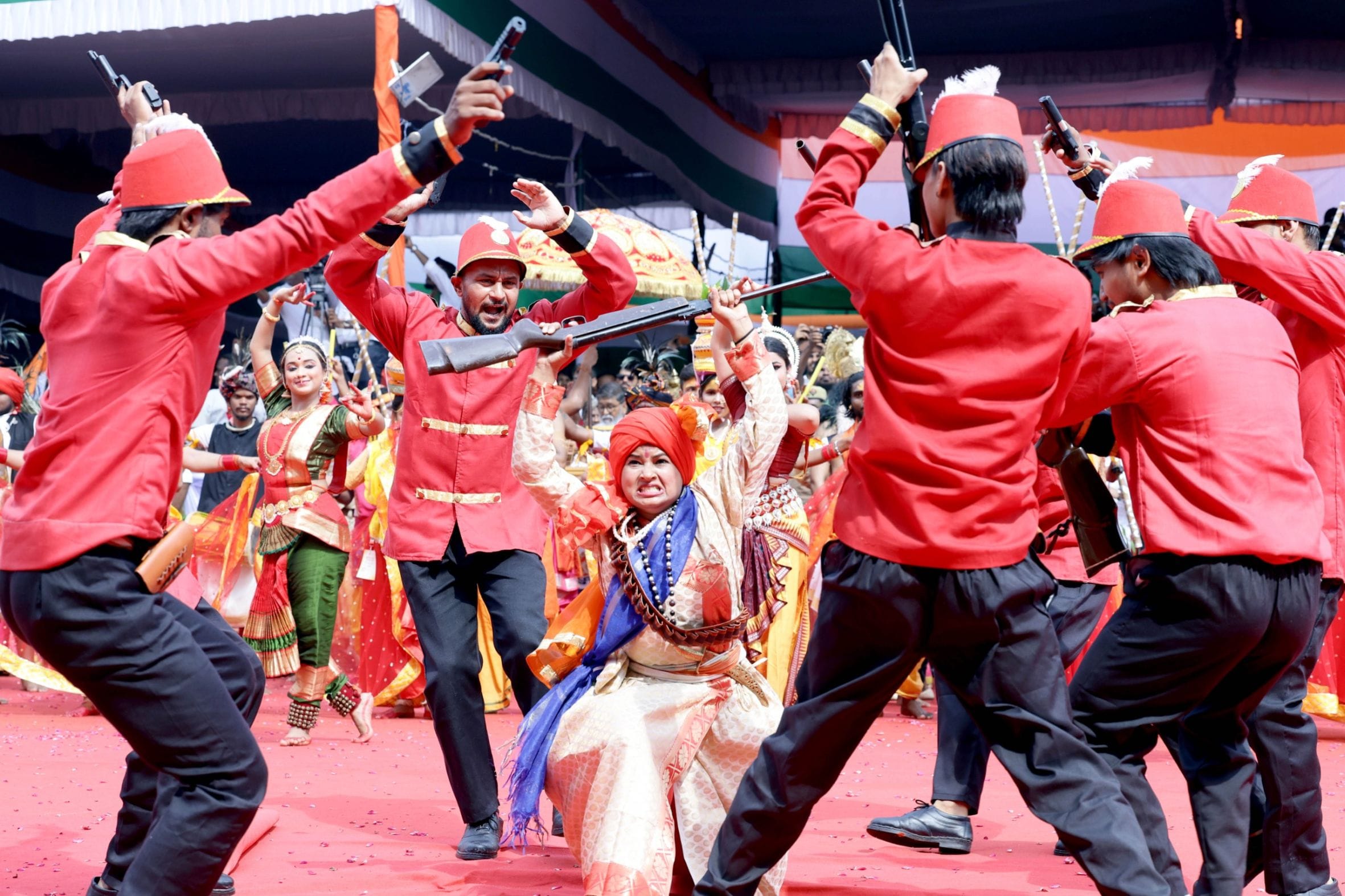 देशभक्ति की बही बयार, शान से लहराया तिरंगा