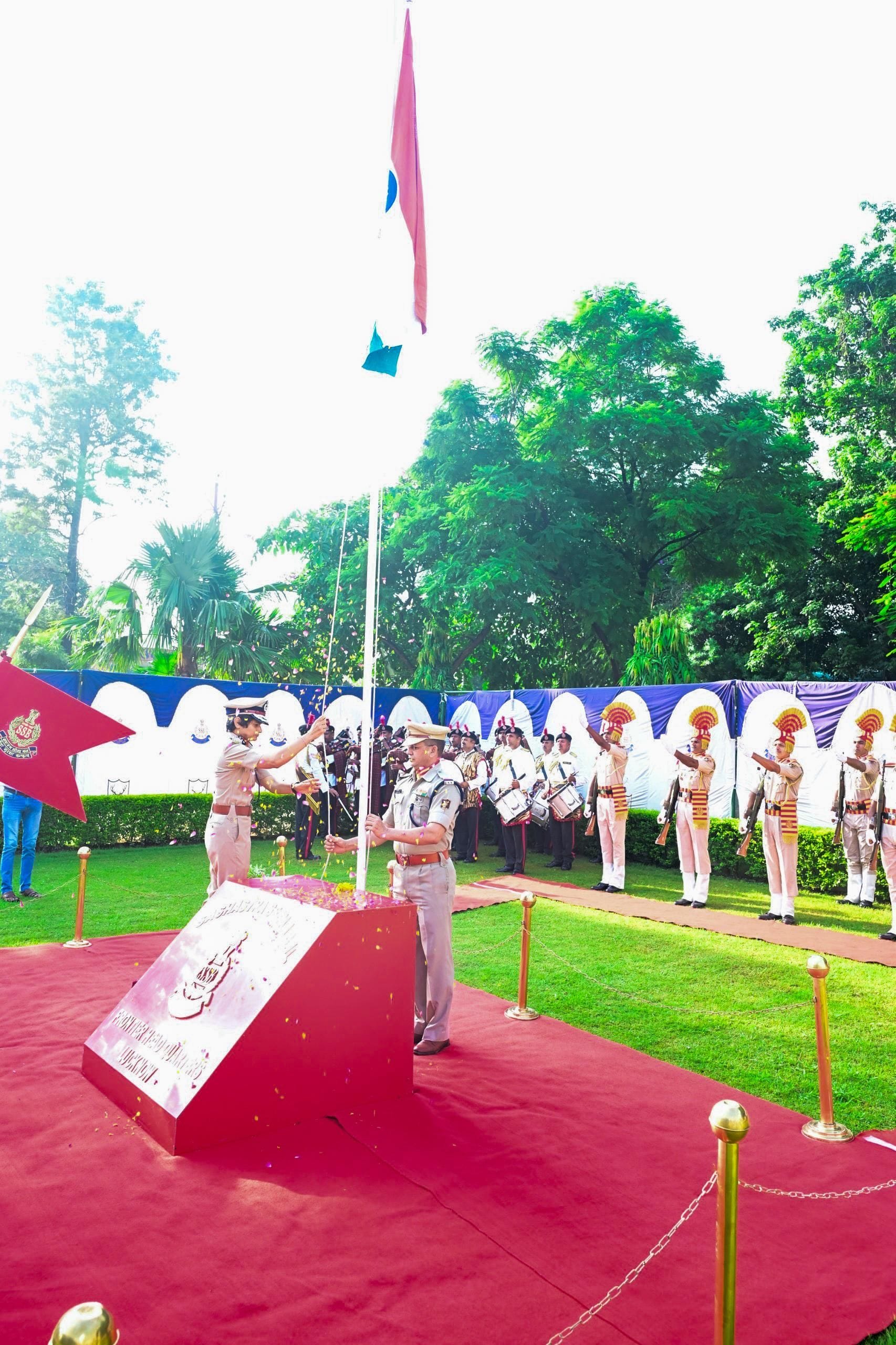 देशभक्ति की बही बयार, शान से लहराया तिरंगा