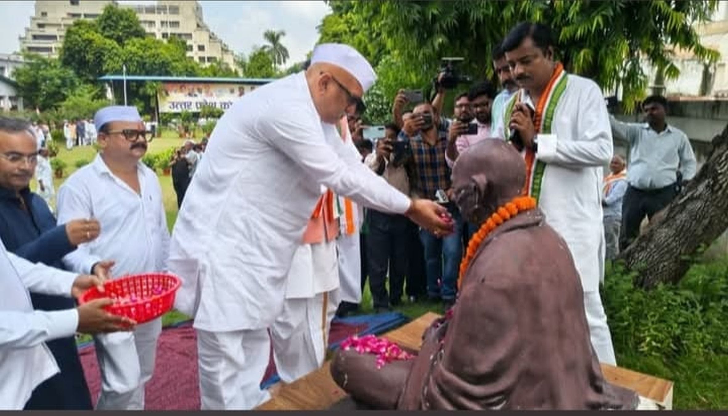 देशभक्ति की बही बयार, शान से लहराया तिरंगा