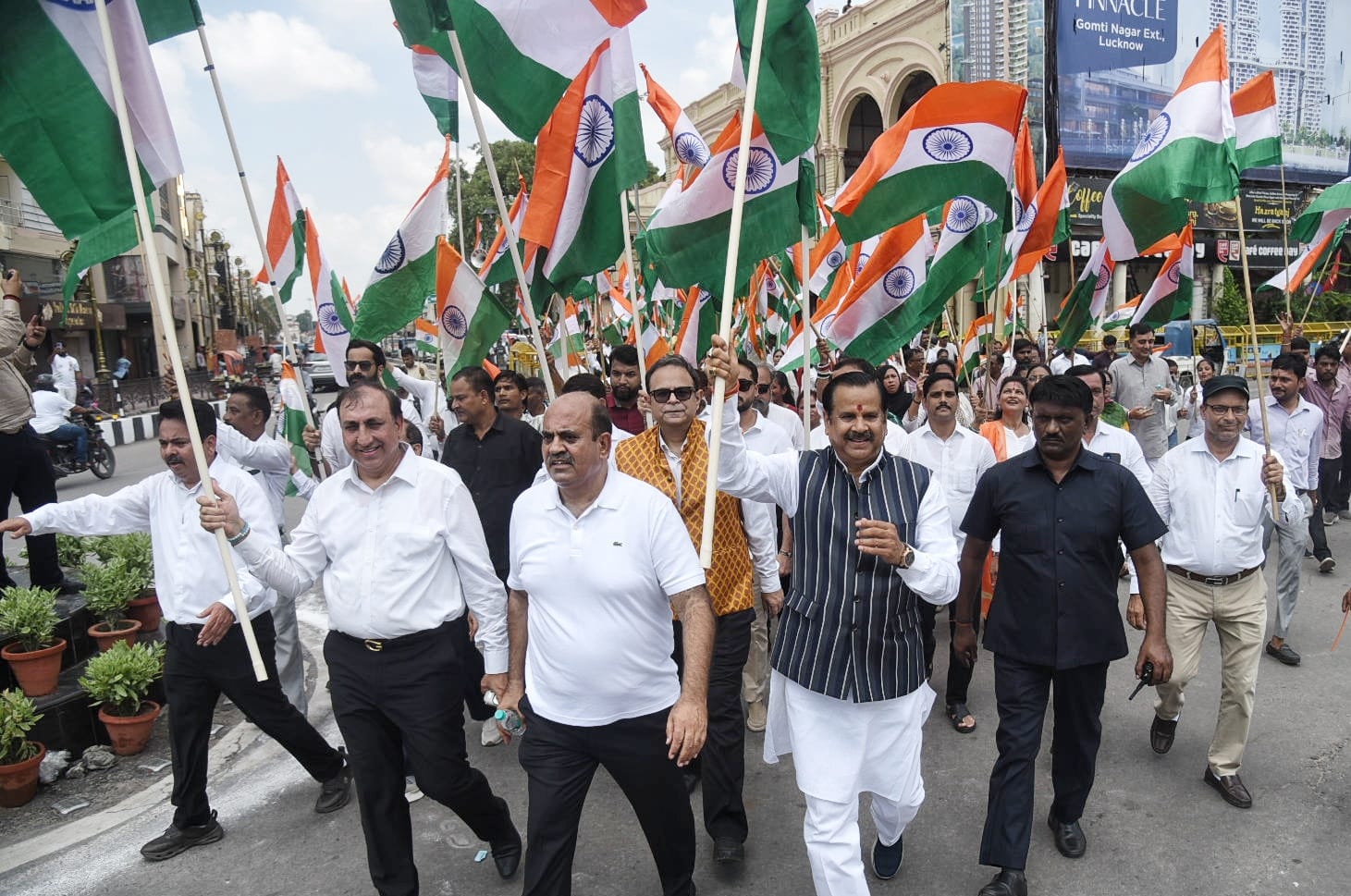 देशभक्ति की बही बयार, शान से लहराया तिरंगा