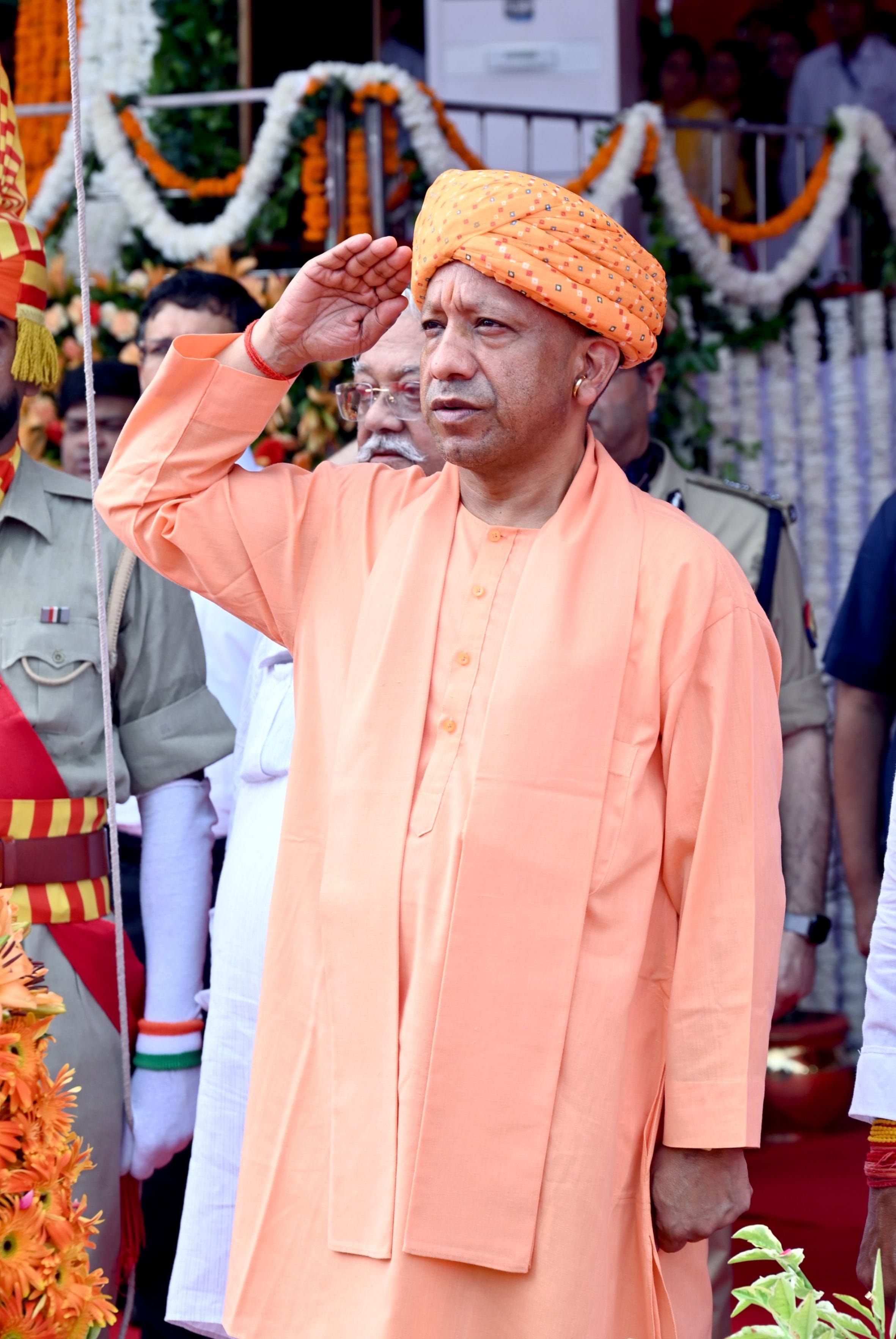 देशभक्ति की बही बयार, शान से लहराया तिरंगा