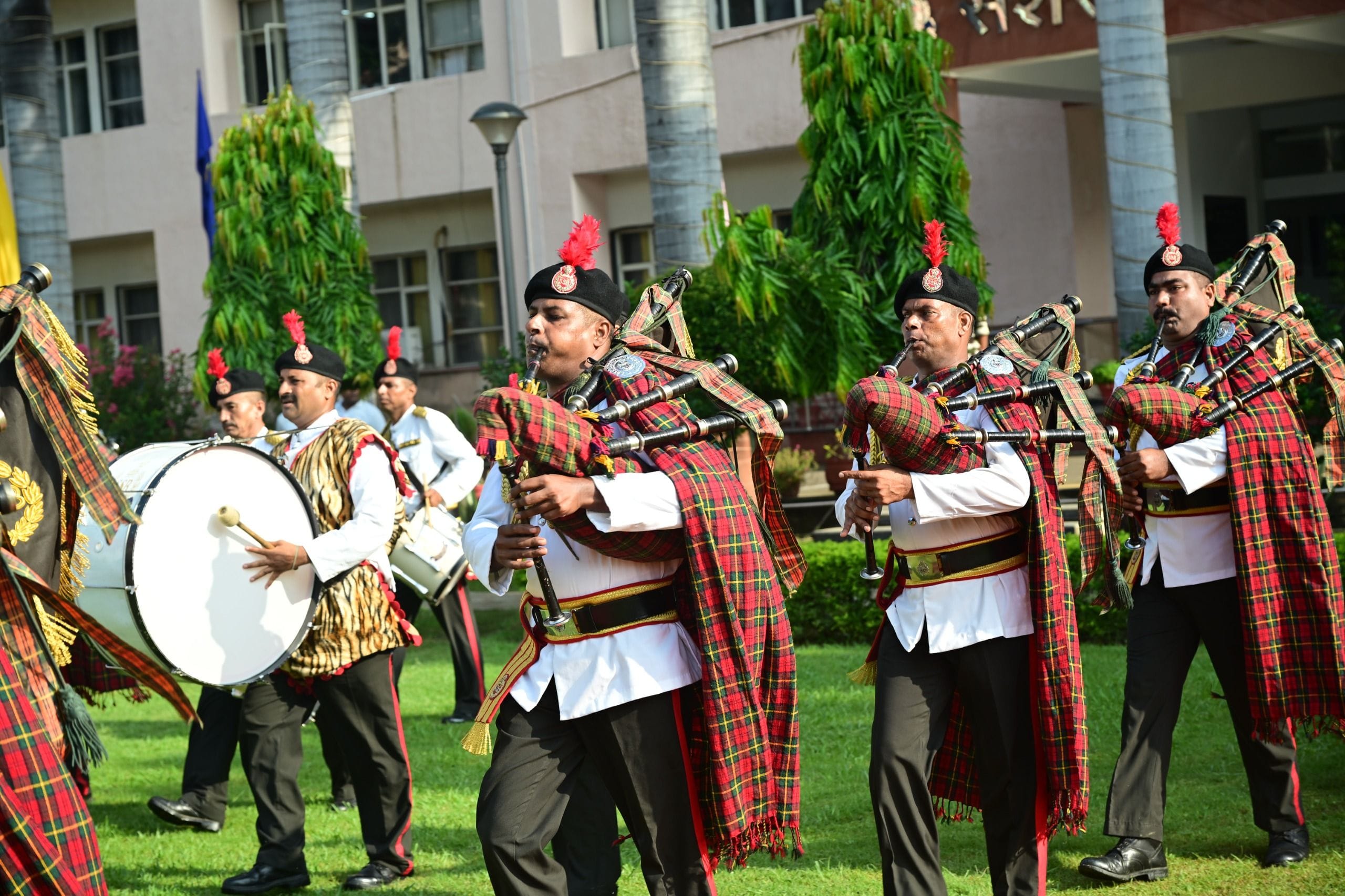 देशभक्ति की बही बयार, शान से लहराया तिरंगा