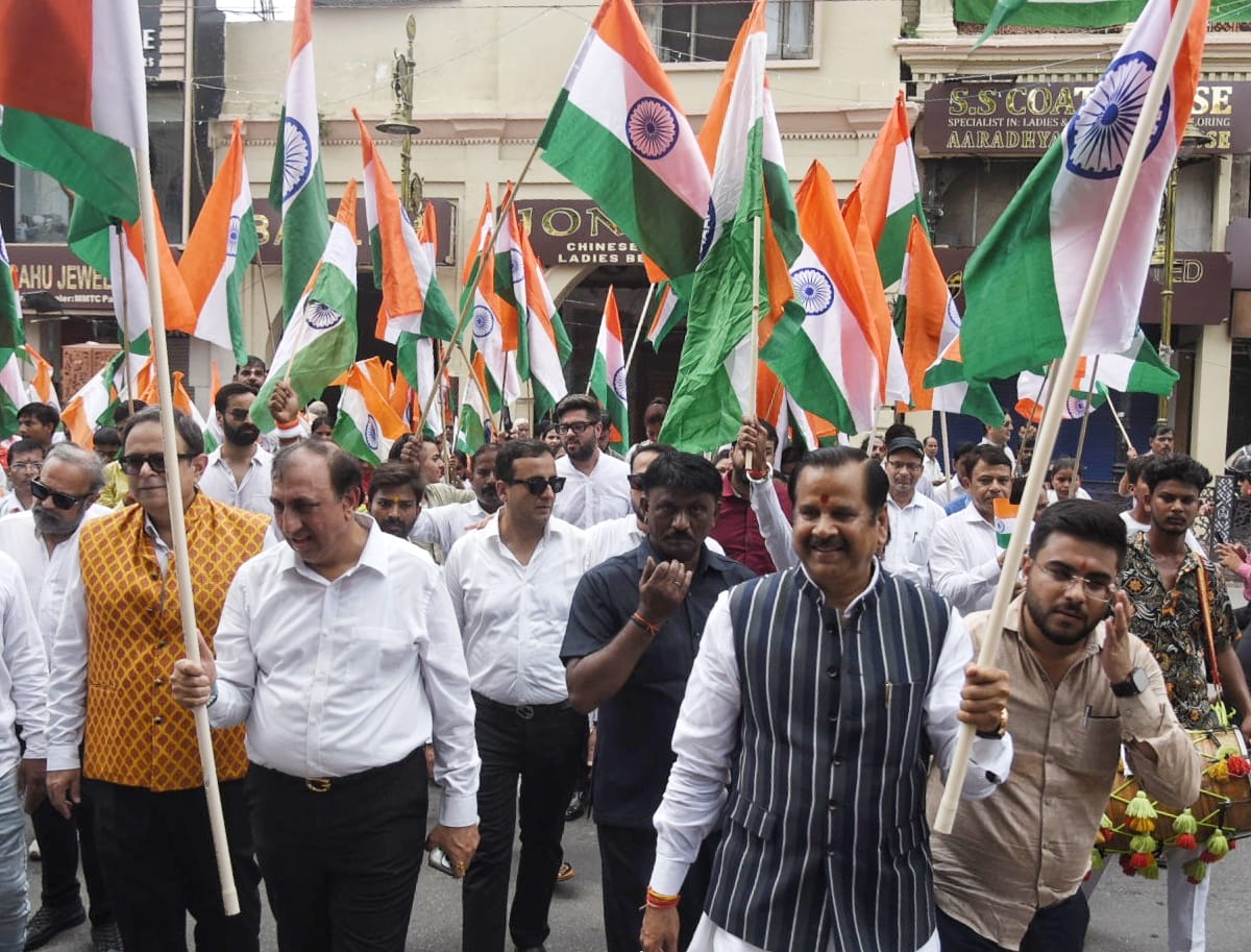 देशभक्ति की बही बयार, शान से लहराया तिरंगा