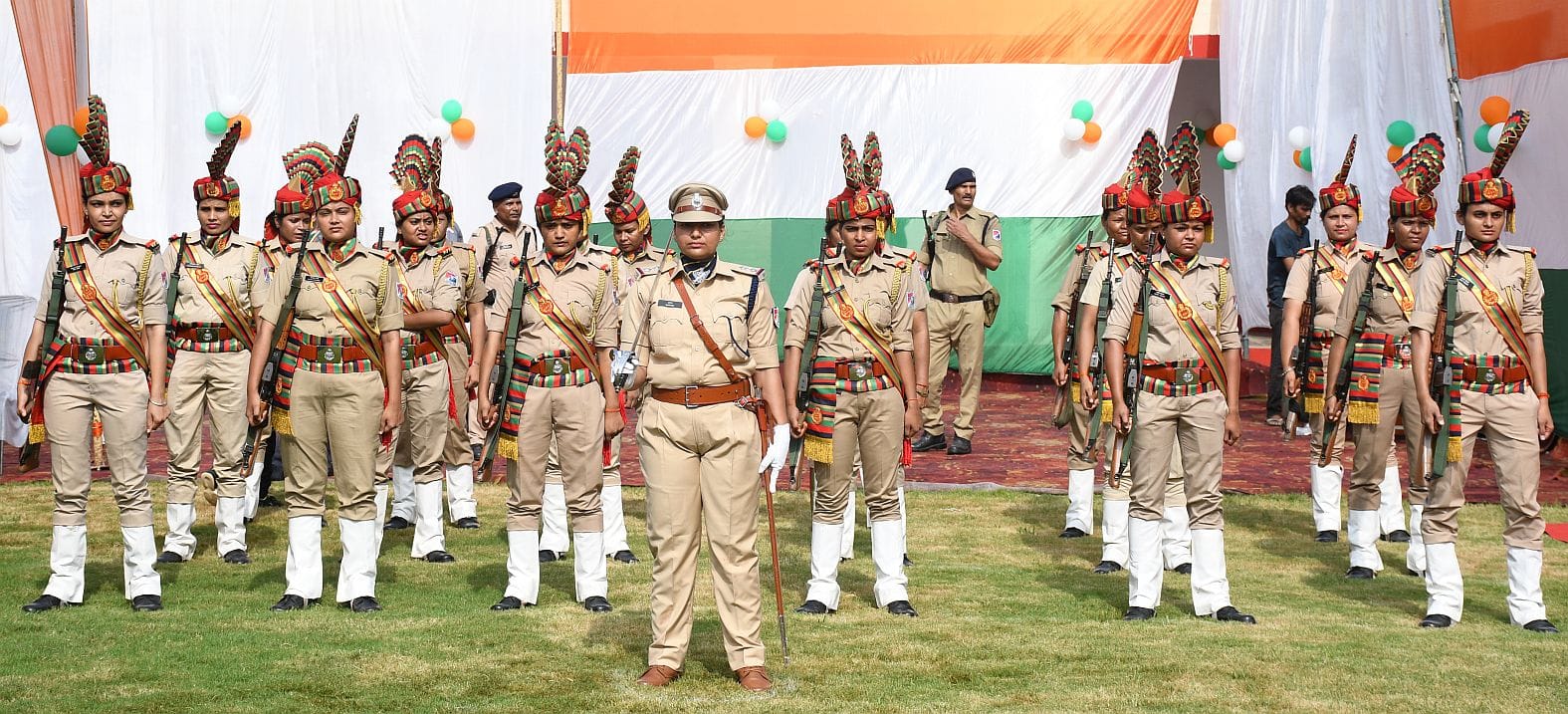 देशभक्ति की बही बयार, शान से लहराया तिरंगा