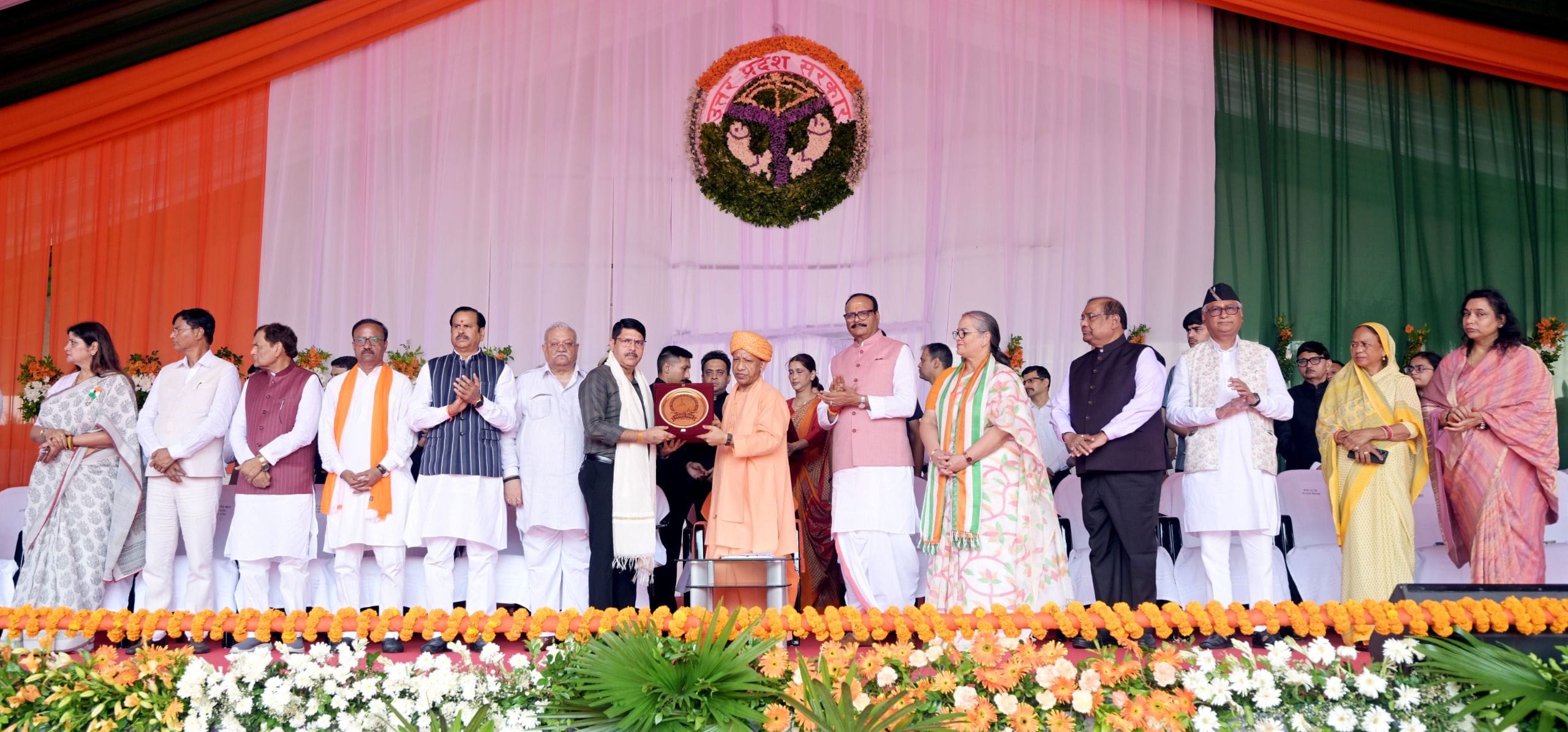 देशभक्ति की बही बयार, शान से लहराया तिरंगा