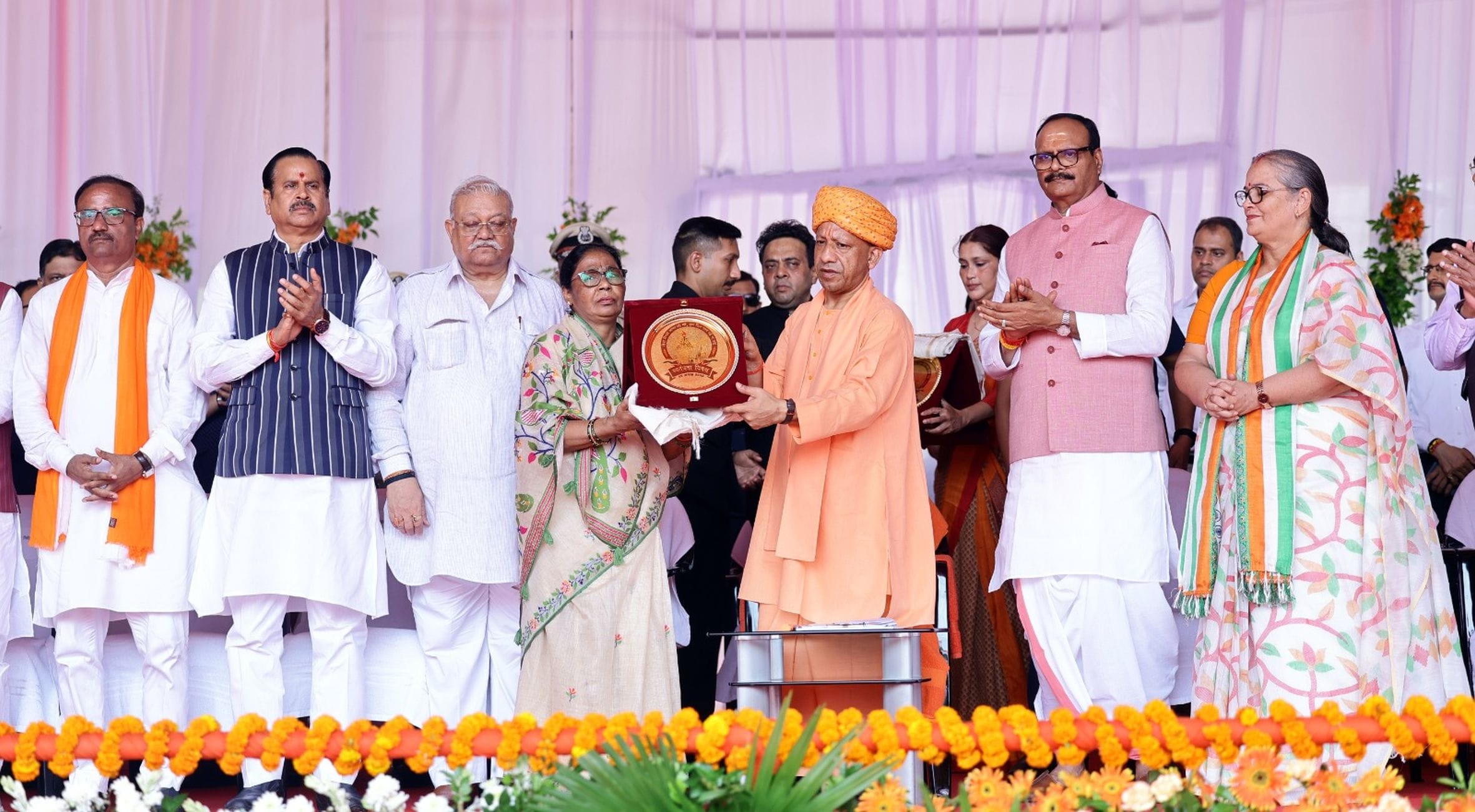 देशभक्ति की बही बयार, शान से लहराया तिरंगा