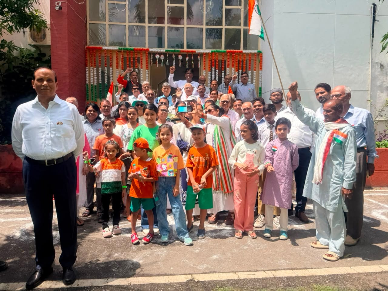 देशभक्ति की बही बयार, शान से लहराया तिरंगा