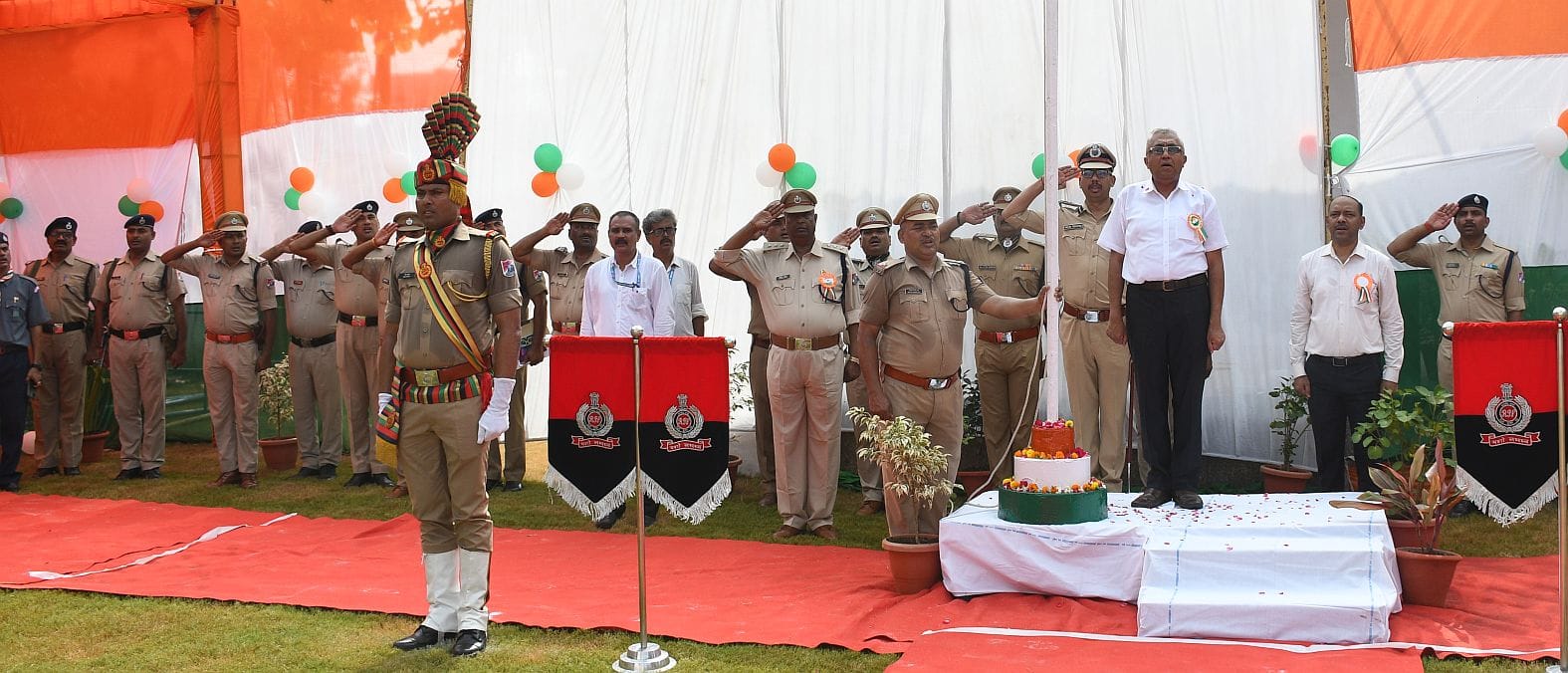 देशभक्ति की बही बयार, शान से लहराया तिरंगा