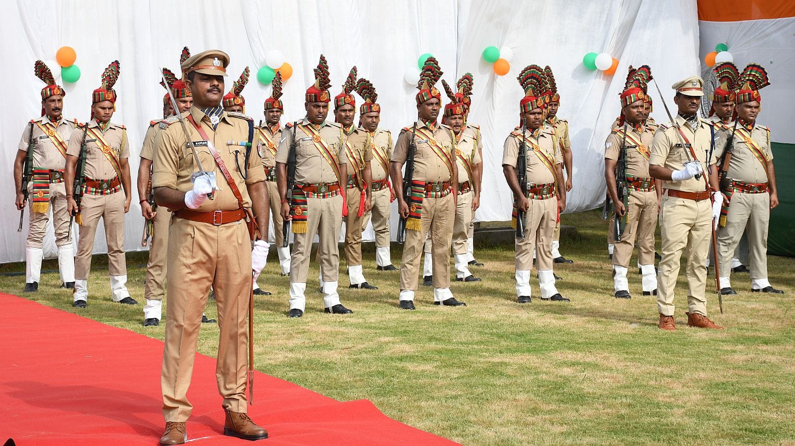 देशभक्ति की बही बयार, शान से लहराया तिरंगा