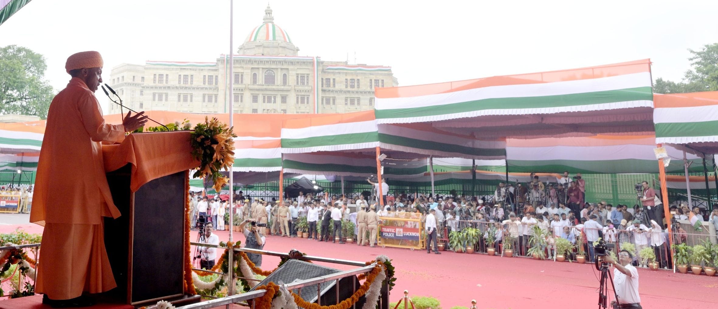देशभक्ति की बही बयार, शान से लहराया तिरंगा