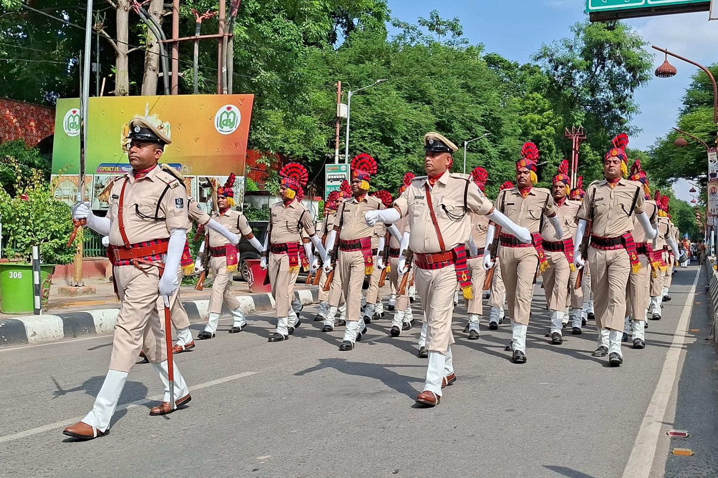 देशभक्ति की बही बयार, शान से लहराया तिरंगा