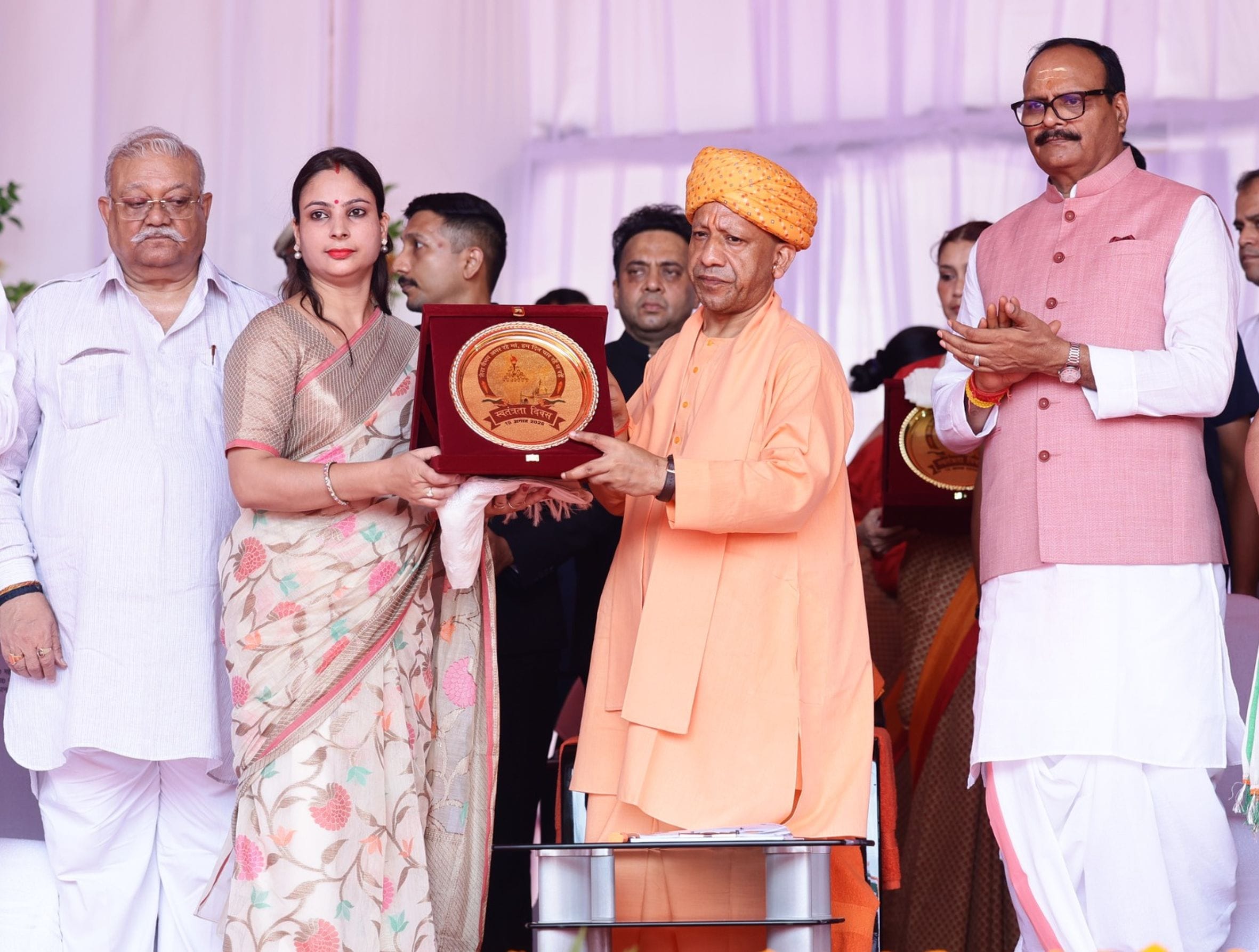 देशभक्ति की बही बयार, शान से लहराया तिरंगा