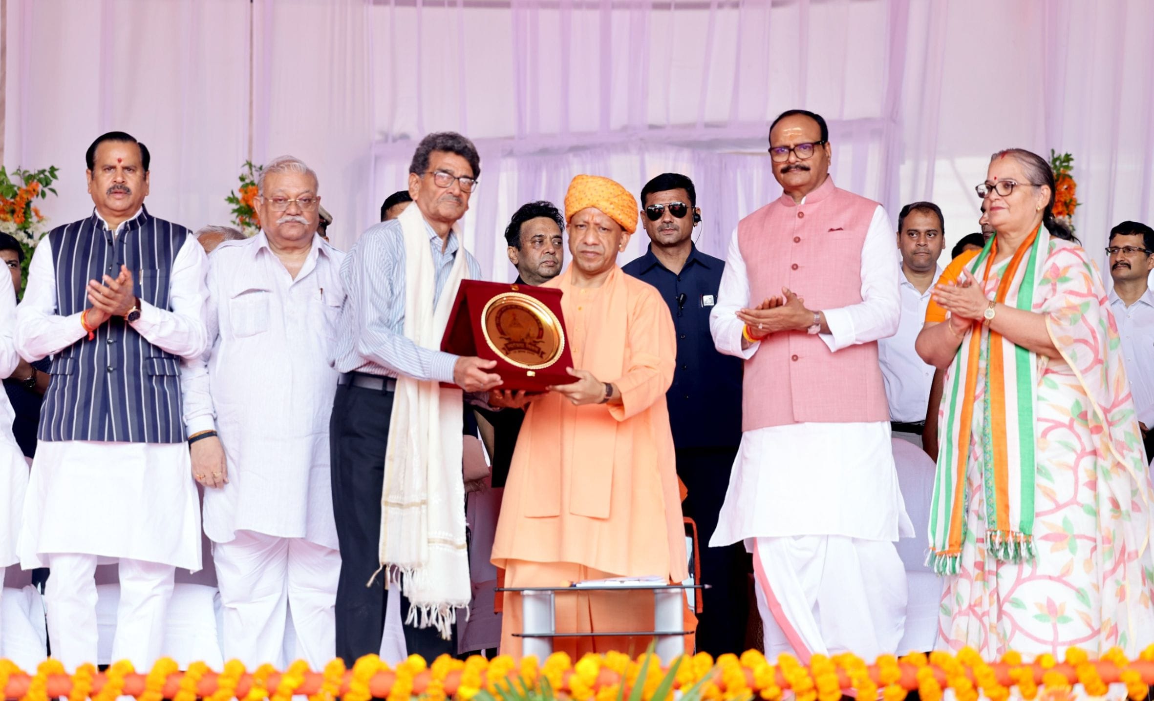देशभक्ति की बही बयार, शान से लहराया तिरंगा