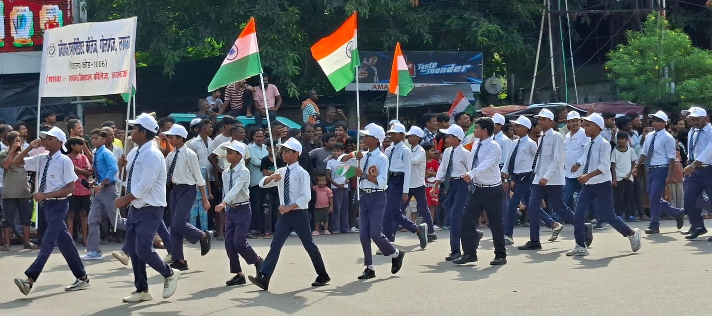 देशभक्ति की बही बयार, शान से लहराया तिरंगा