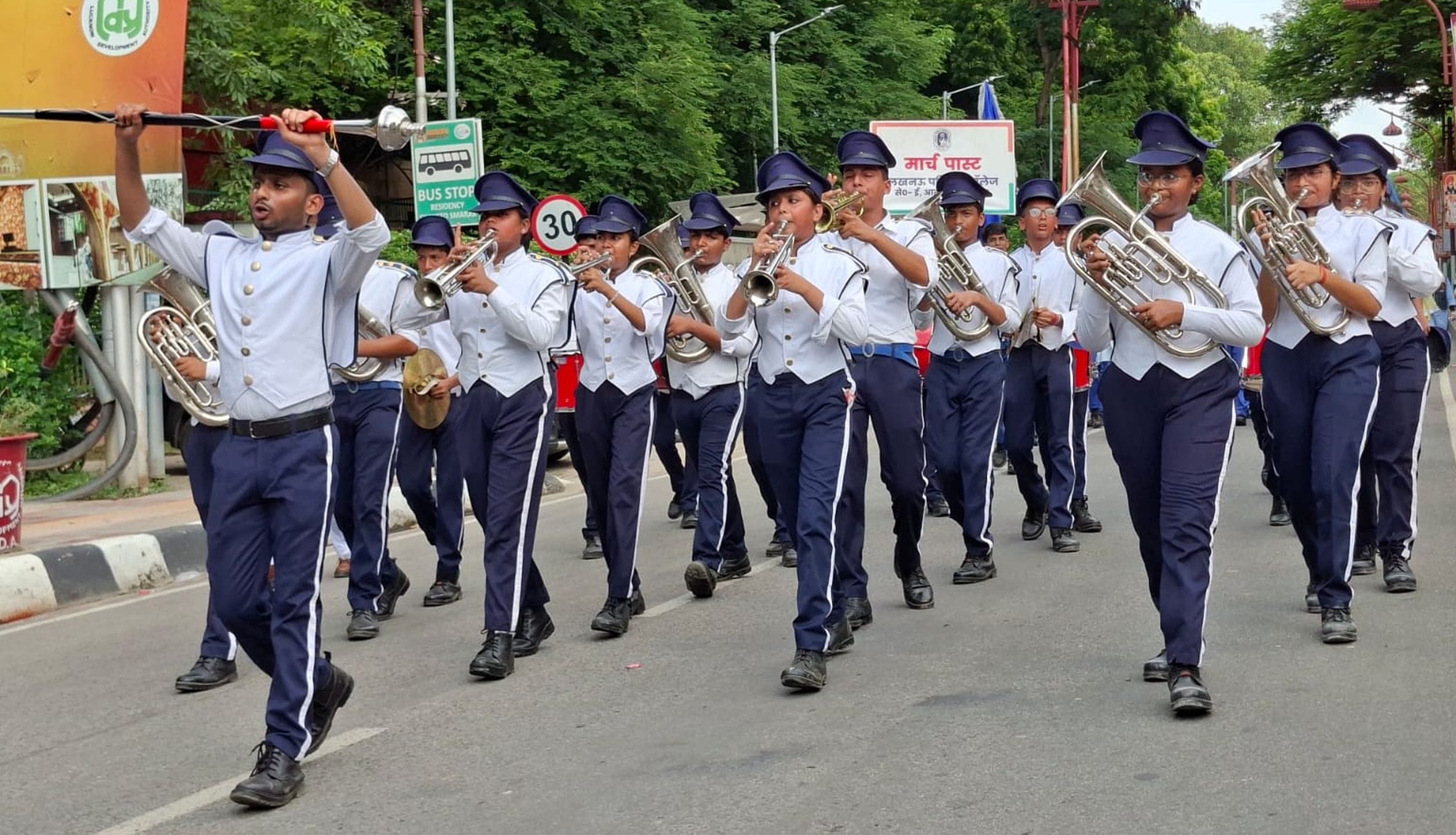 देशभक्ति की बही बयार, शान से लहराया तिरंगा