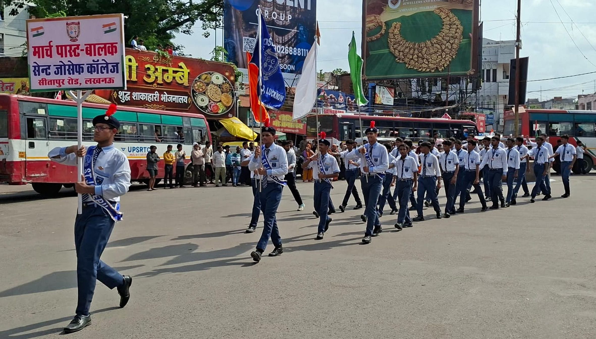 देशभक्ति की बही बयार, शान से लहराया तिरंगा