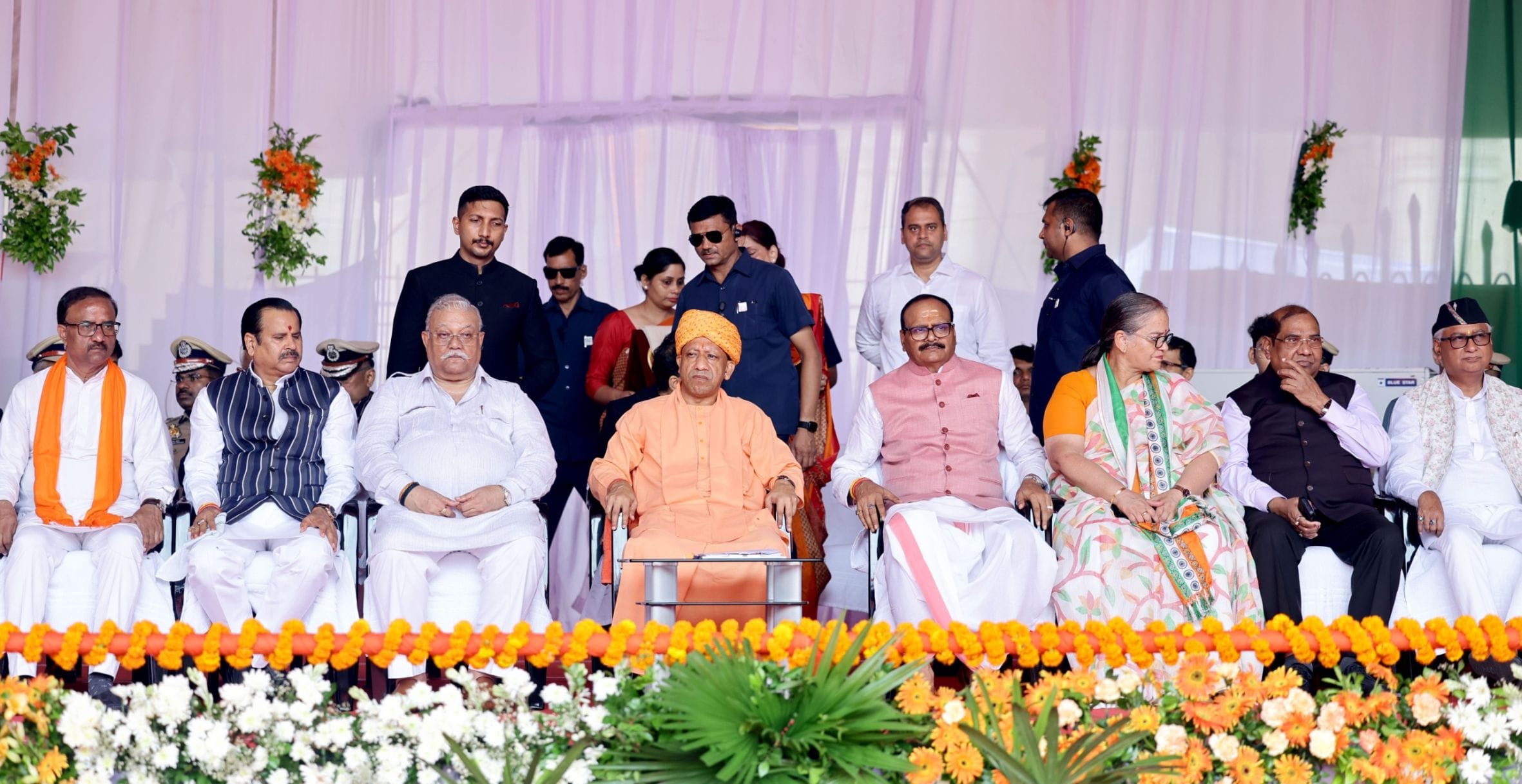 देशभक्ति की बही बयार, शान से लहराया तिरंगा