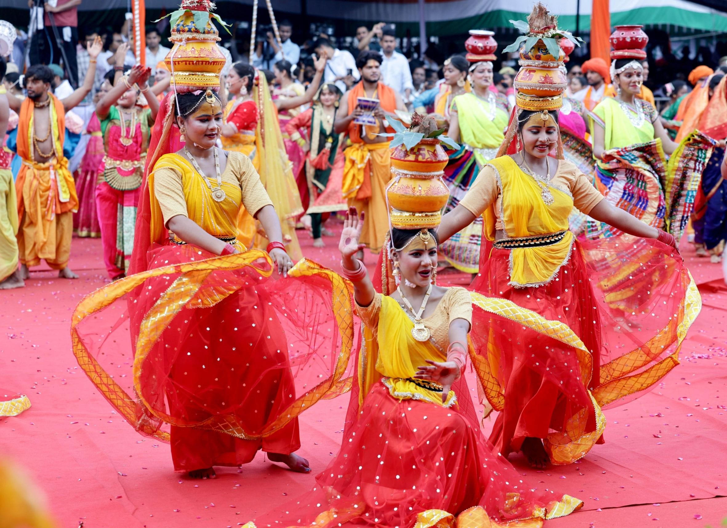 देशभक्ति की बही बयार, शान से लहराया तिरंगा