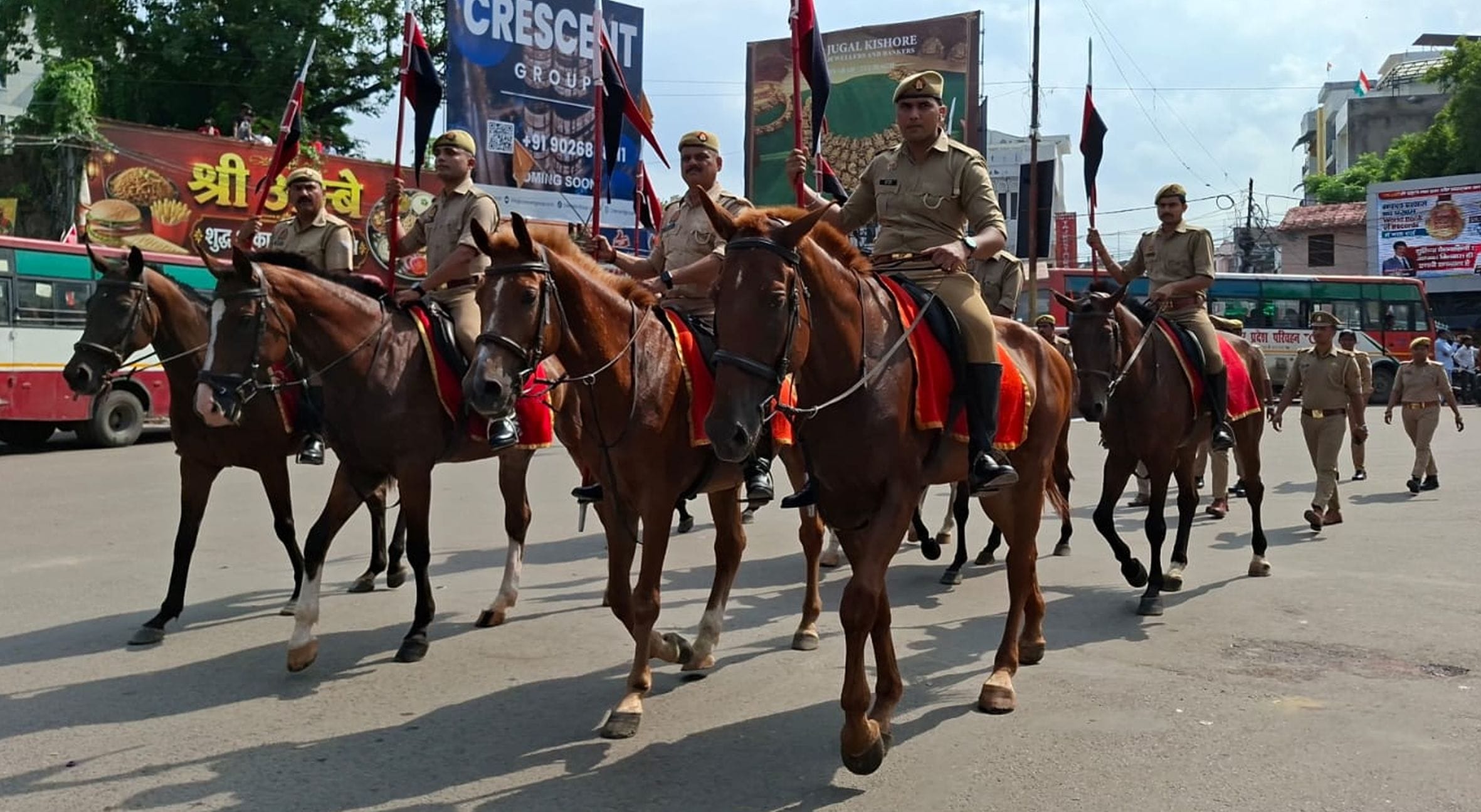 देशभक्ति की बही बयार, शान से लहराया तिरंगा
