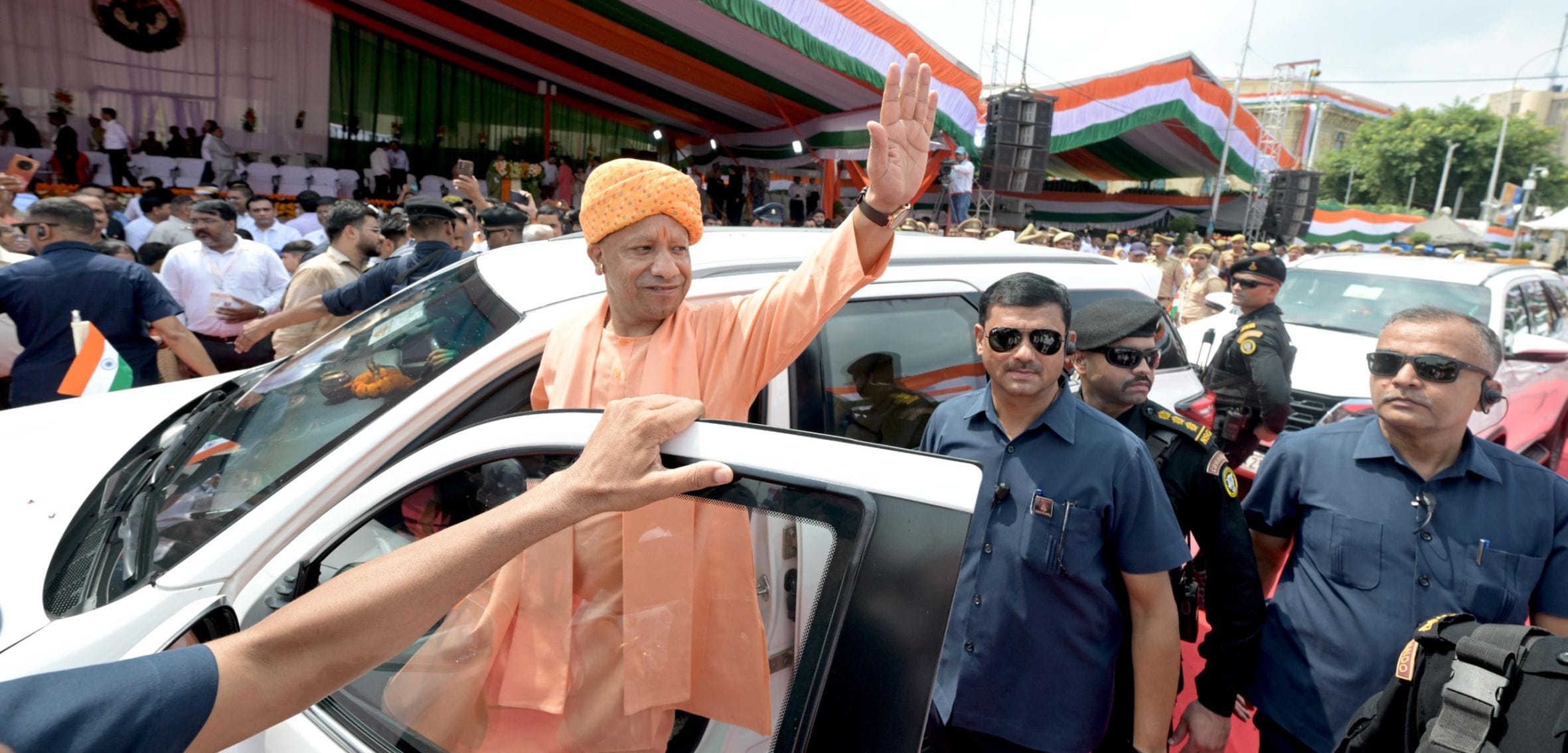 देशभक्ति की बही बयार, शान से लहराया तिरंगा