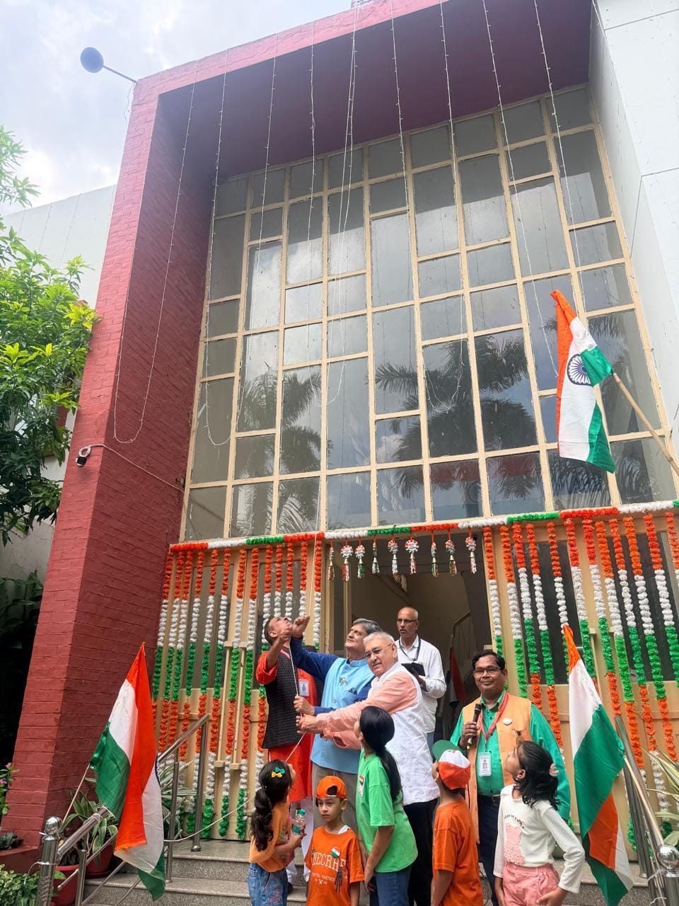 देशभक्ति की बही बयार, शान से लहराया तिरंगा