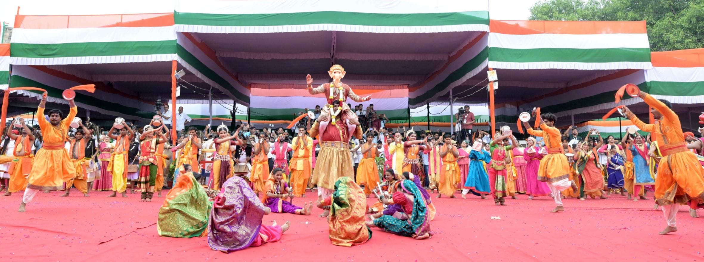 देशभक्ति की बही बयार, शान से लहराया तिरंगा