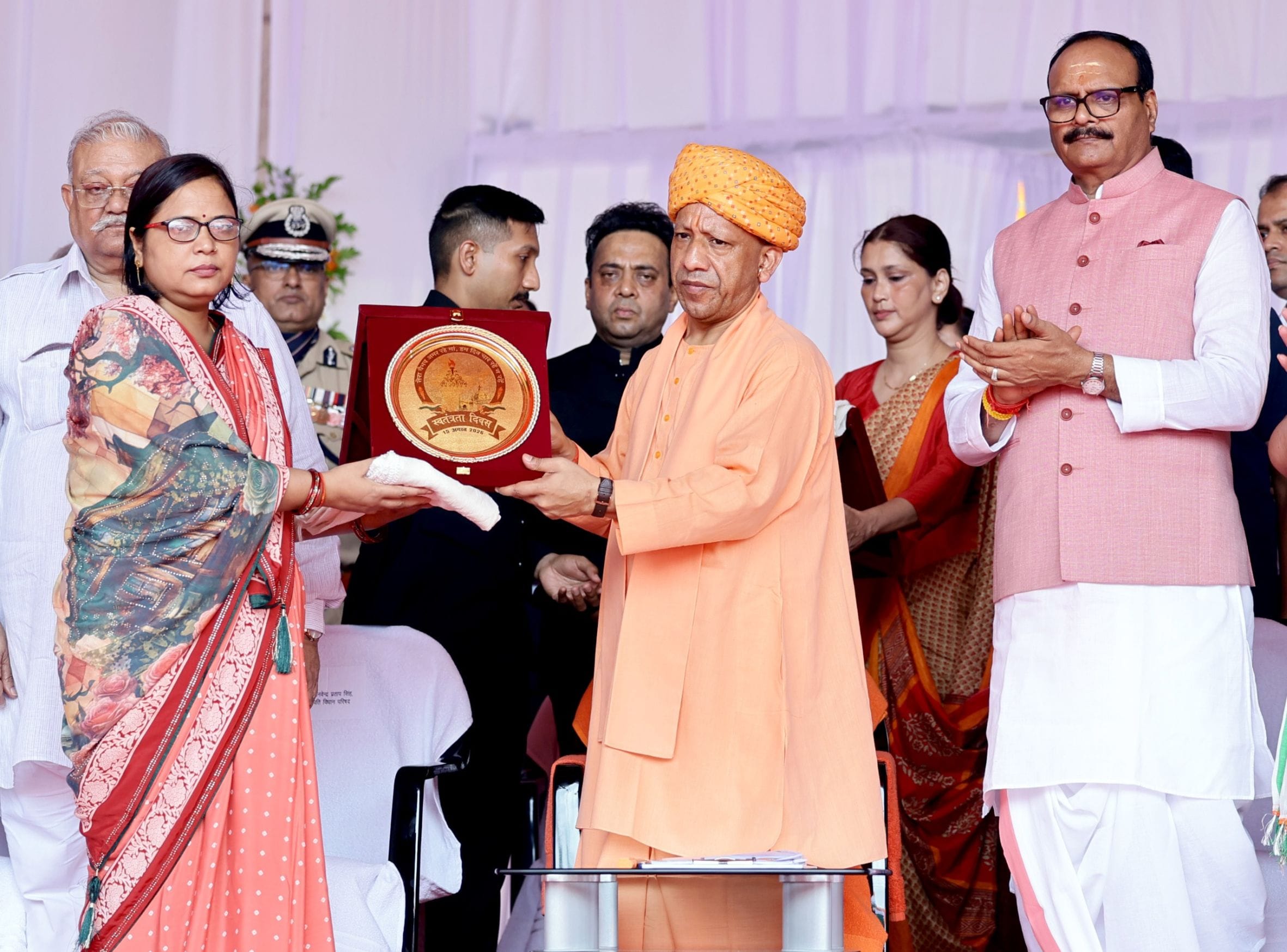 देशभक्ति की बही बयार, शान से लहराया तिरंगा