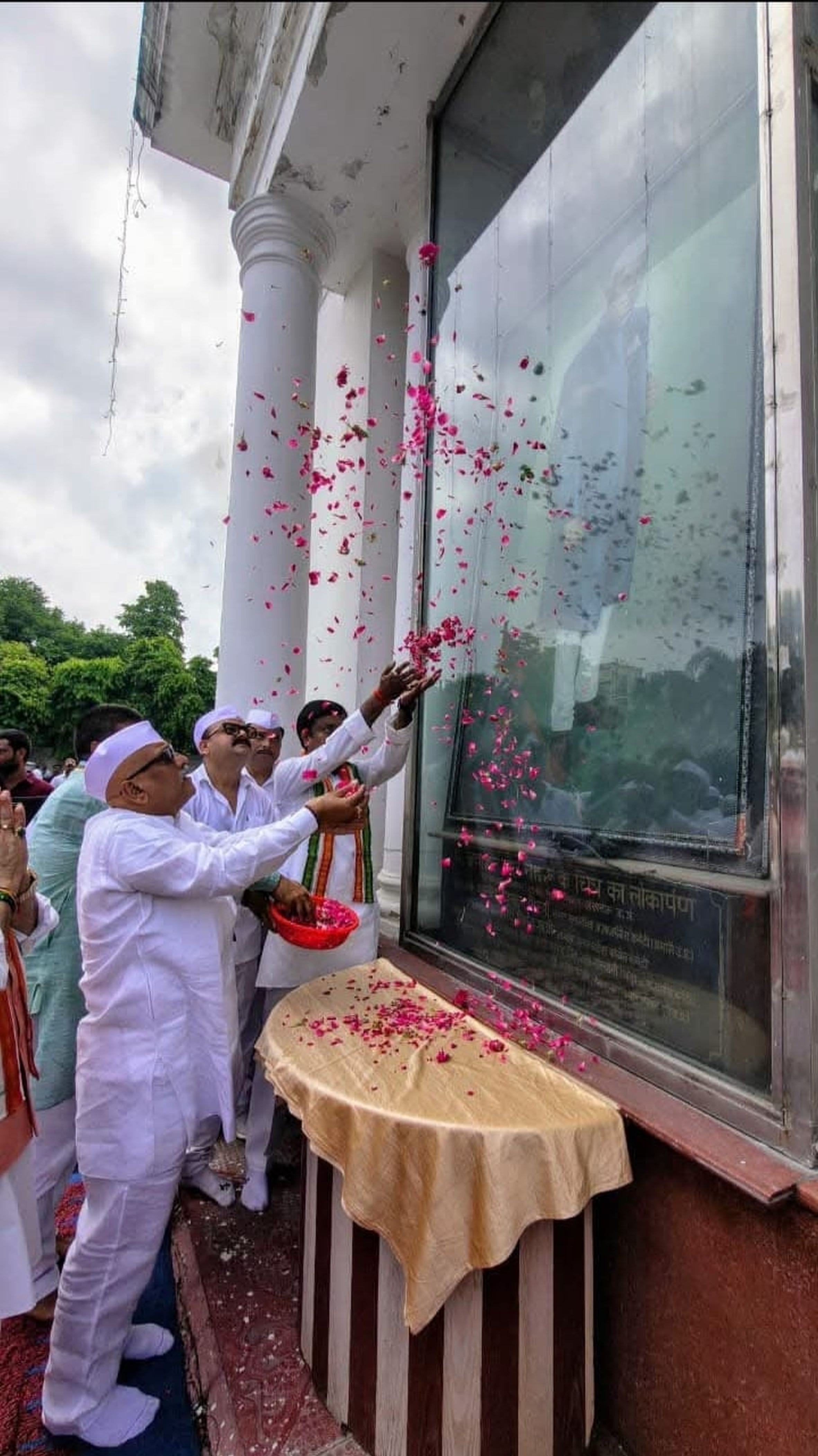 देशभक्ति की बही बयार, शान से लहराया तिरंगा