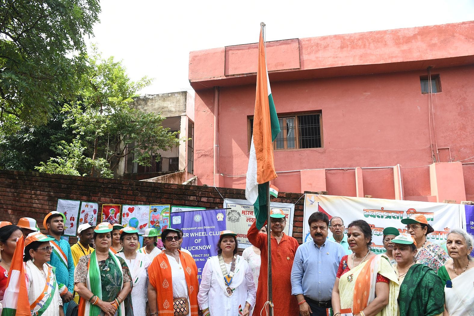 देशभक्ति की बही बयार, शान से लहराया तिरंगा