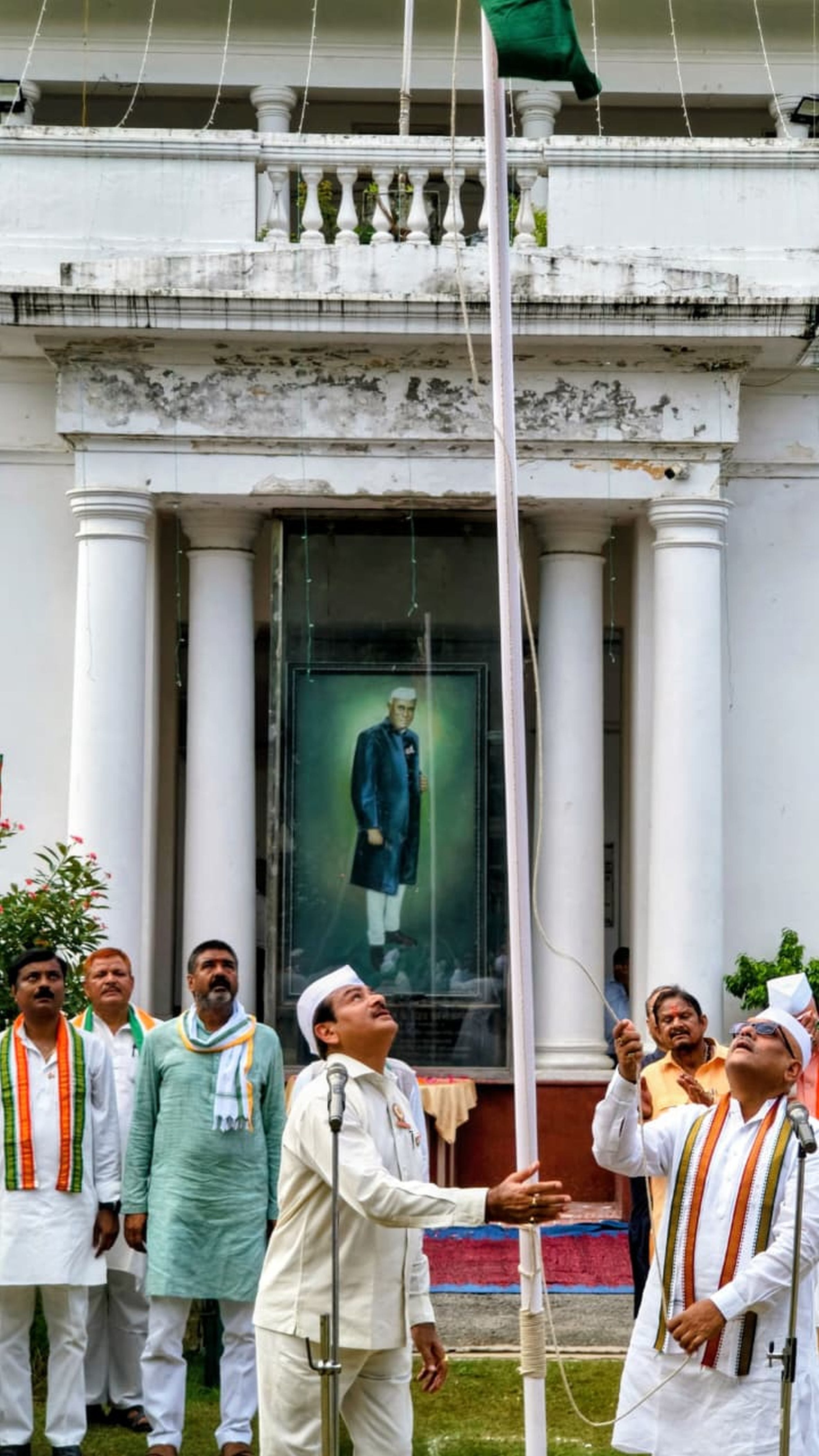 देशभक्ति की बही बयार, शान से लहराया तिरंगा