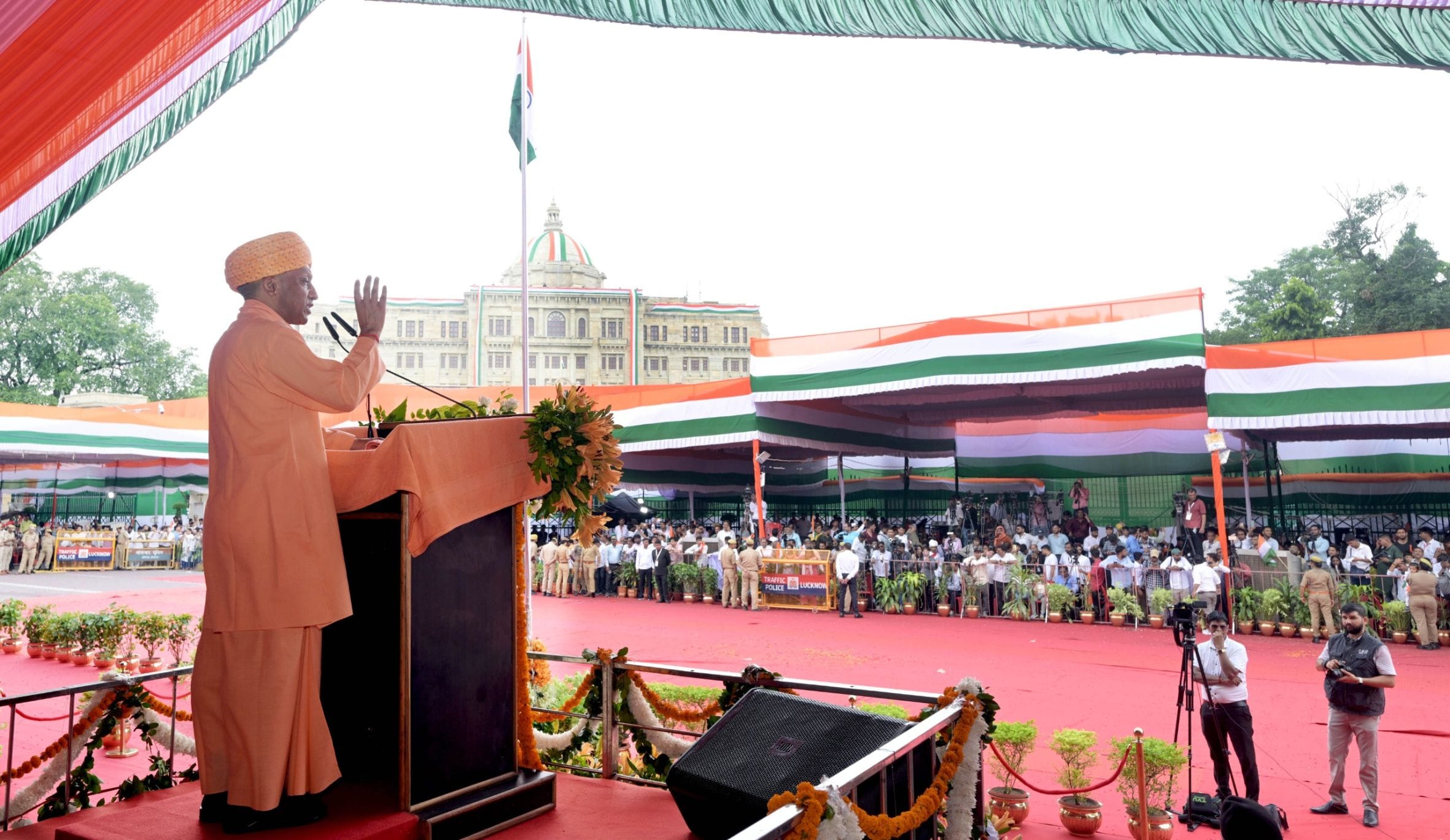 देशभक्ति की बही बयार, शान से लहराया तिरंगा