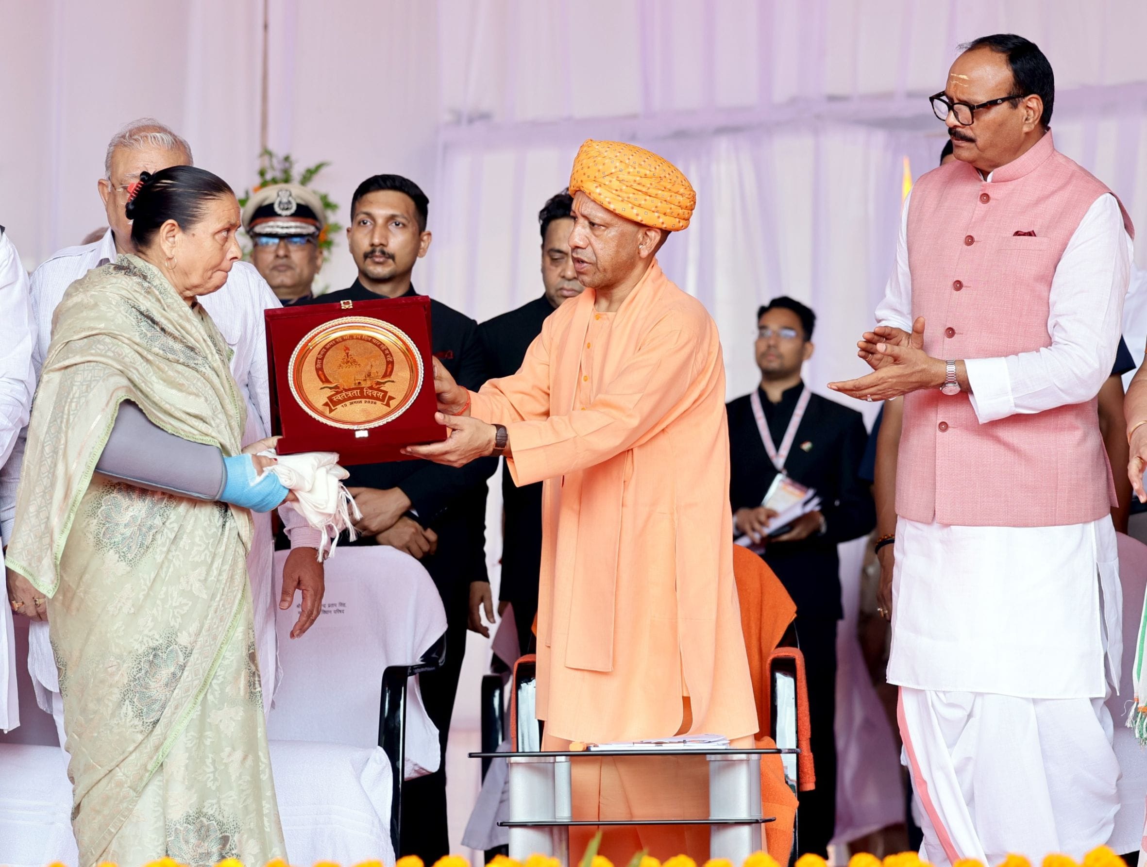 देशभक्ति की बही बयार, शान से लहराया तिरंगा