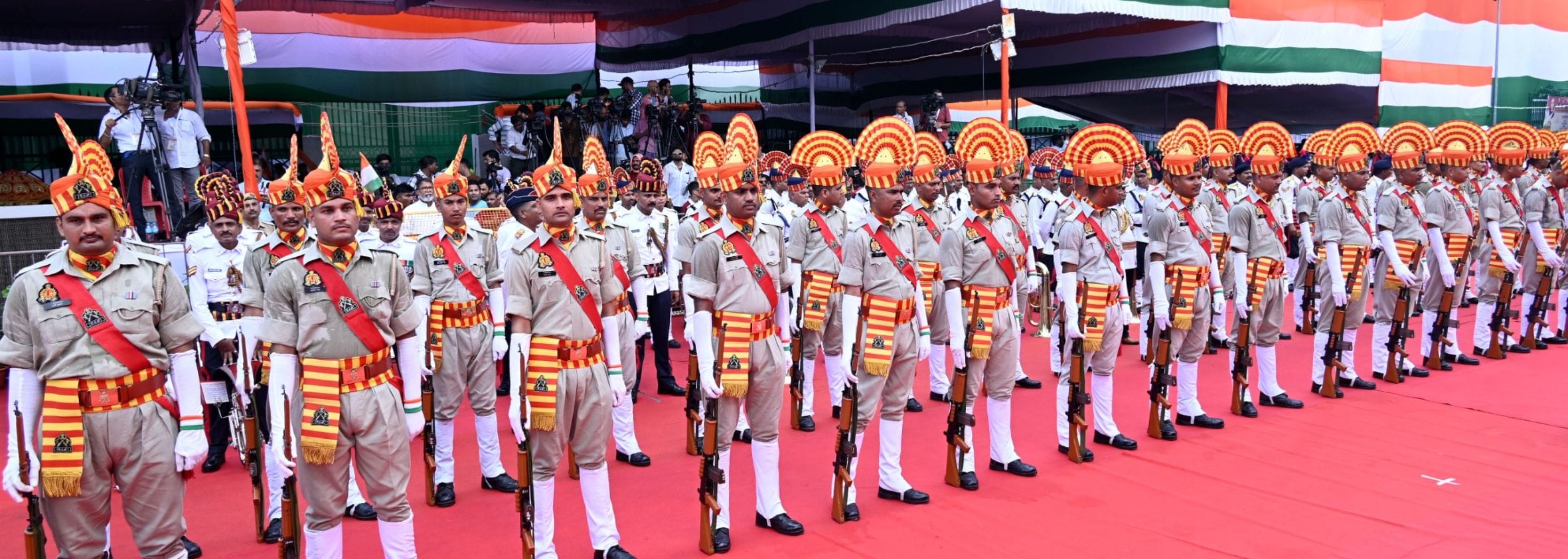 देशभक्ति की बही बयार, शान से लहराया तिरंगा