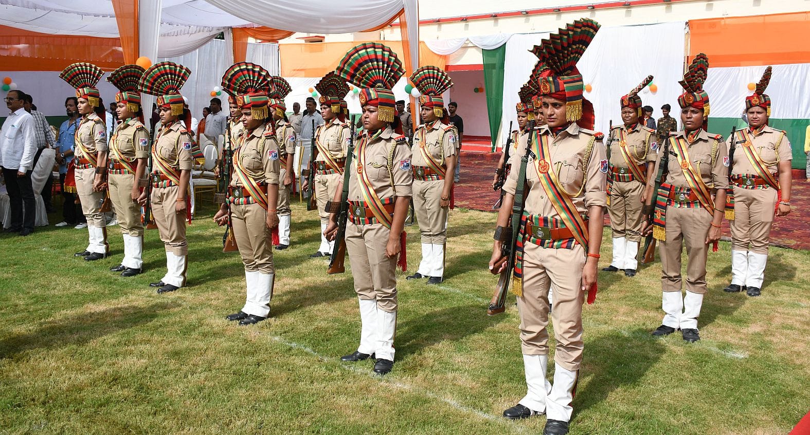 देशभक्ति की बही बयार, शान से लहराया तिरंगा