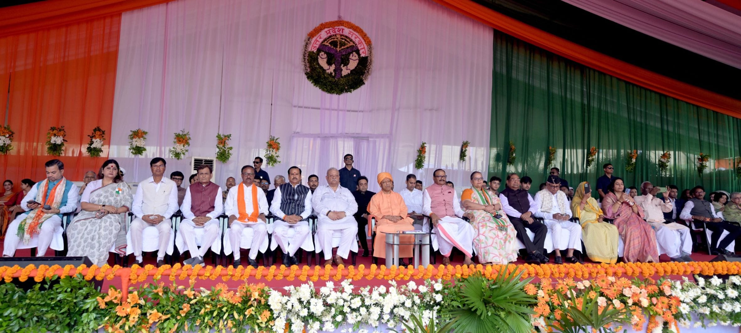 देशभक्ति की बही बयार, शान से लहराया तिरंगा