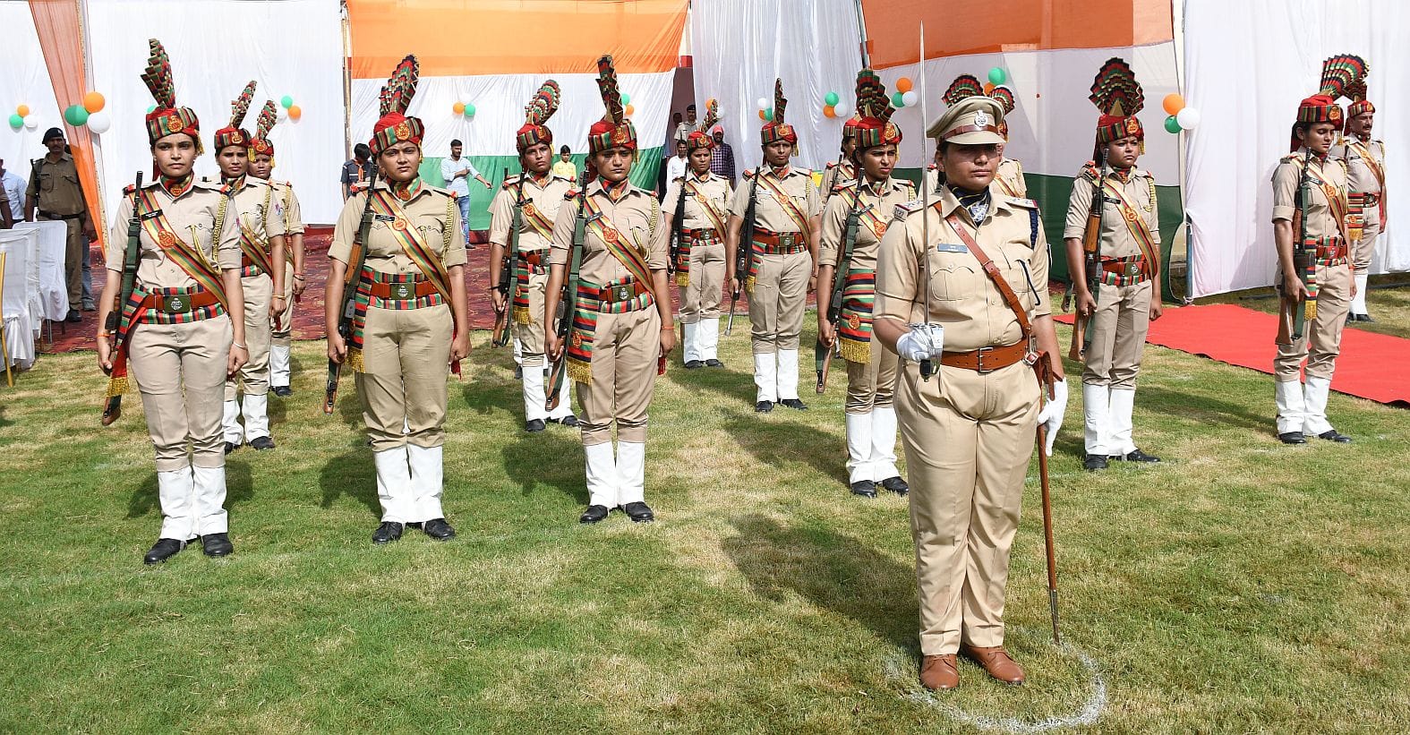 देशभक्ति की बही बयार, शान से लहराया तिरंगा