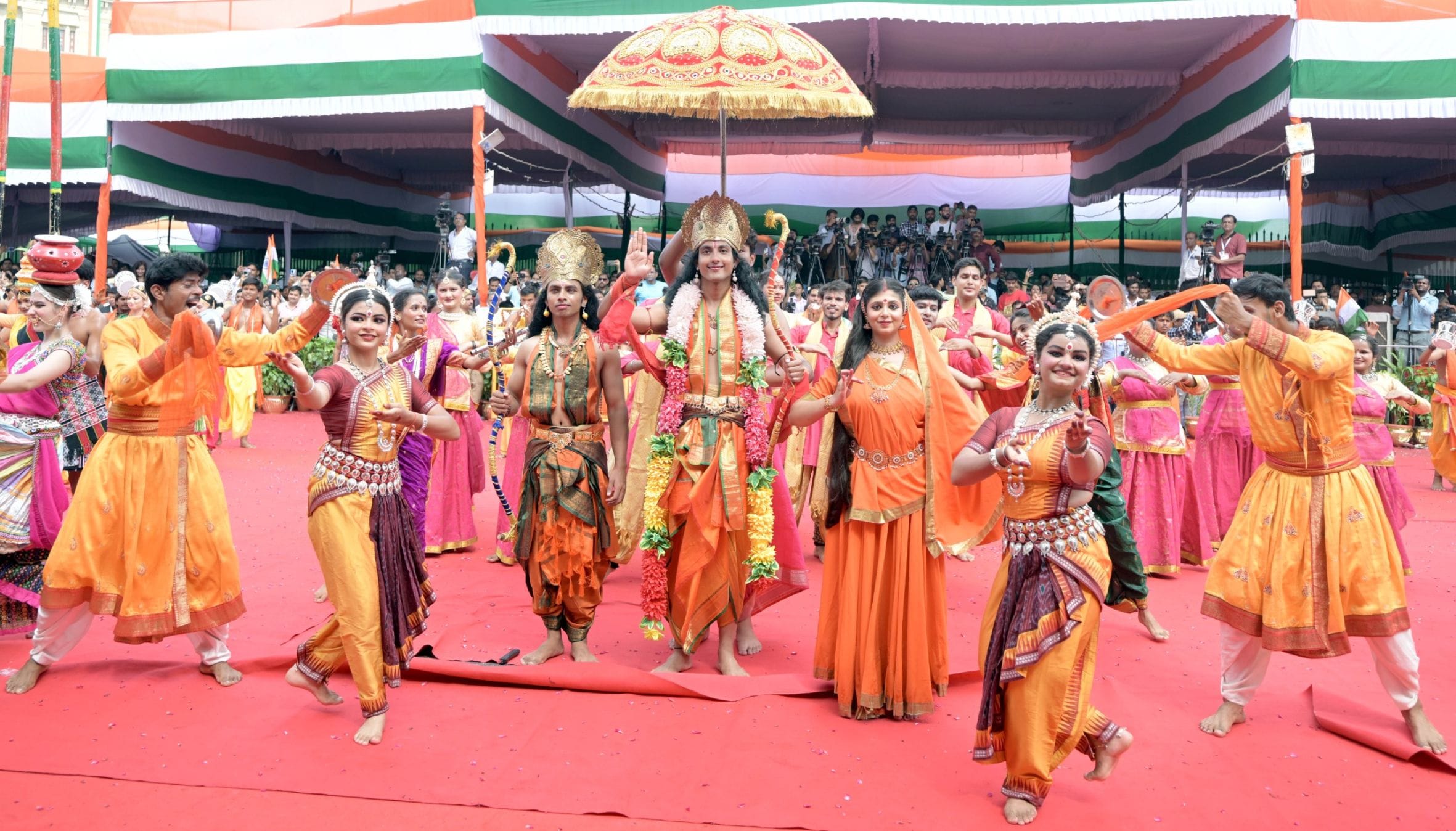 देशभक्ति की बही बयार, शान से लहराया तिरंगा