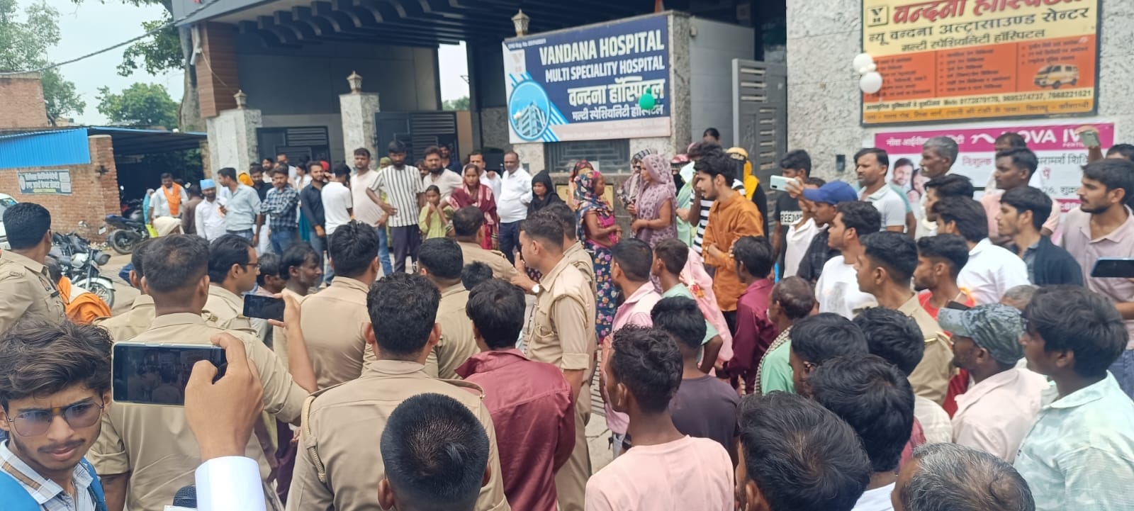 युवक की मौत के बाद अस्पताल के बाहर रोते-बिलखते परिजन। संवाद