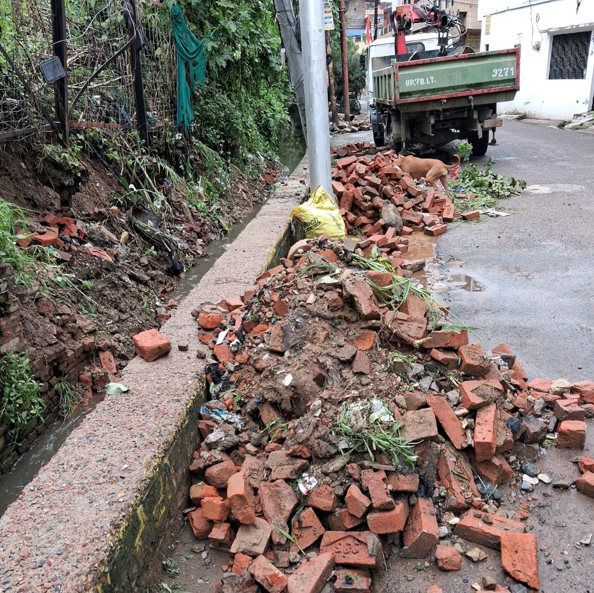 आजाद नगर में नाले में रेलवे की दीवार गिरने के बाद उसका मालवा नगर निगम द्वारा उठा दिया गया। नाल आजाद नगर में नाले में रेलवे की दीवार गिरने के बाद उसका मालवा नगर निगम द्वारा उठा दिया गया। नाल
