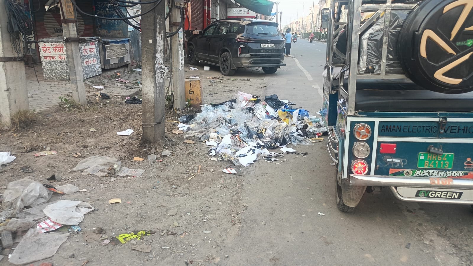 अंबाला रोड से कचरा उठाते कर्मचारी। विभाग अंबाला रोड से कचरा उठाते कर्मचारी। विभाग