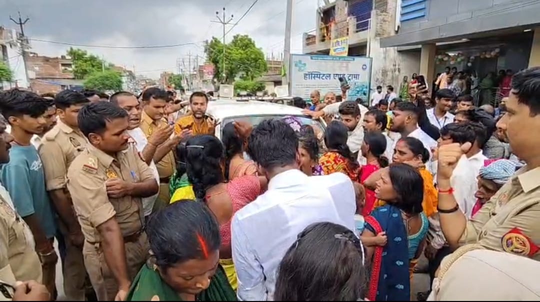 अंगीरा चौहान की मौत के बाद बदहवास हालत पड़ा पति चतुरी चौहान।संवाद अंगीरा चौहान की मौत के बाद बदहवास हालत पड़ा पति चतुरी चौहान।संवाद