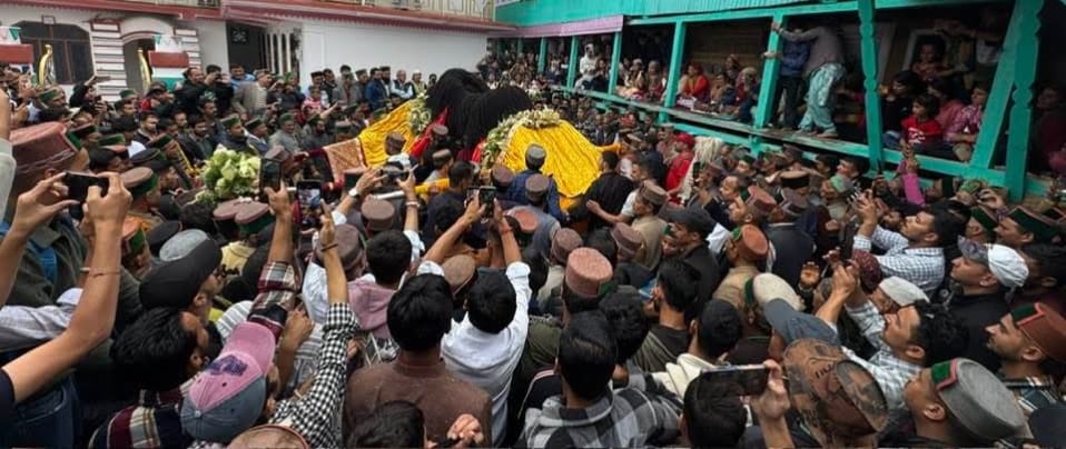 भंफड़ मेले के लिए चोटियों से लाए विशेष ब्रह्मकमल फूल और नेसर की माला तेयार करते हुए भे़ड़पालक भंफड़ मेले के लिए चोटियों से लाए विशेष ब्रह्मकमल फूल और नेसर की माला तेयार करते हुए भे़ड़पालक