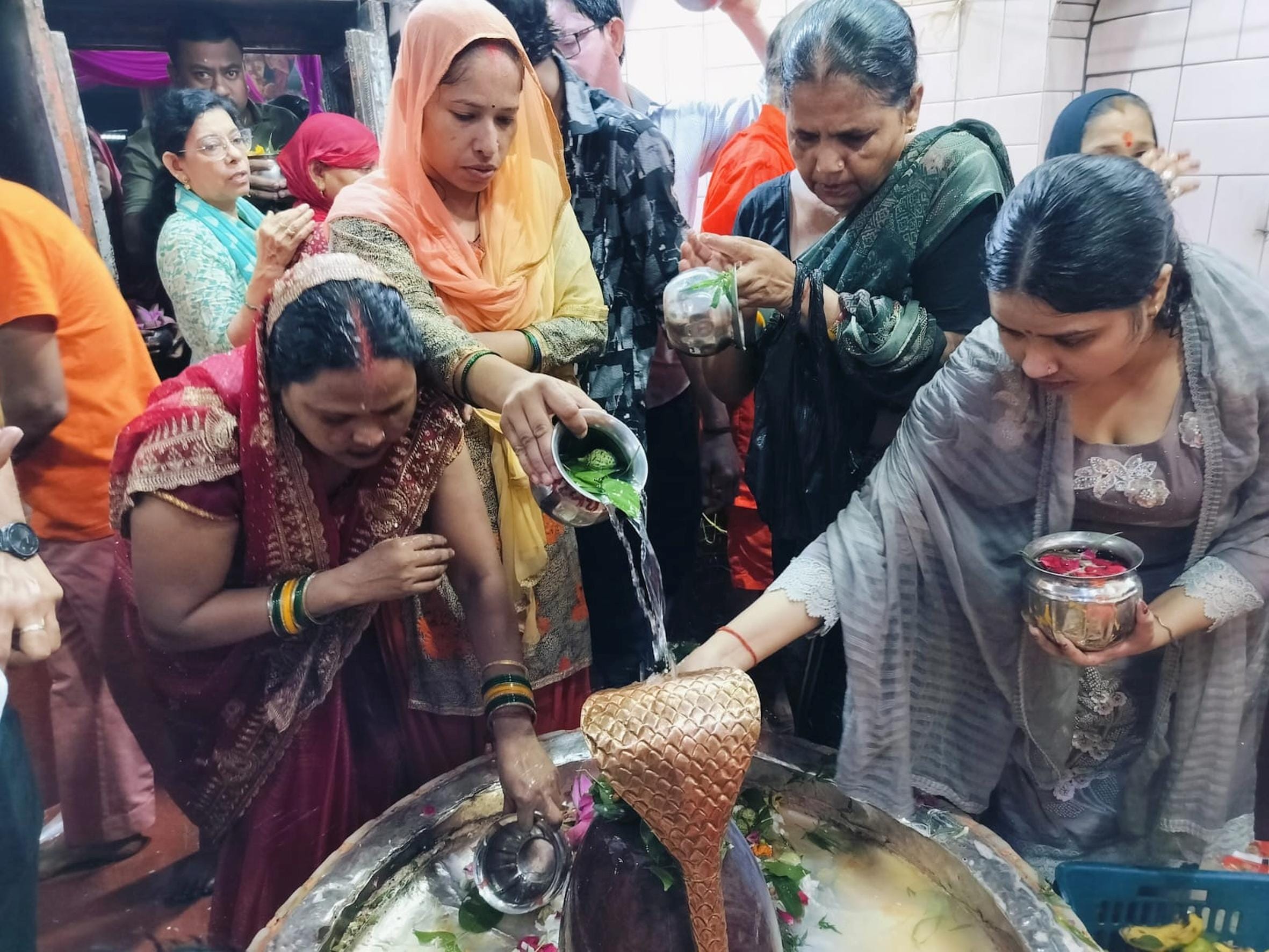 बहराइच के सिद्धनाथ मंदिर में सावन माह के तीसरे सोमवार को जलाभिषेक करते श्रद्धालु। बहराइच के सिद्धनाथ मंदिर में सावन माह के तीसरे सोमवार को जलाभिषेक करते श्रद्धालु।