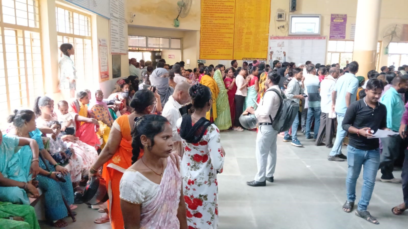 बाल रोग की ओपीडी में बच्चों का उपचार करते चिकित्सक। बाल रोग की ओपीडी में बच्चों का उपचार करते चिकित्सक।
