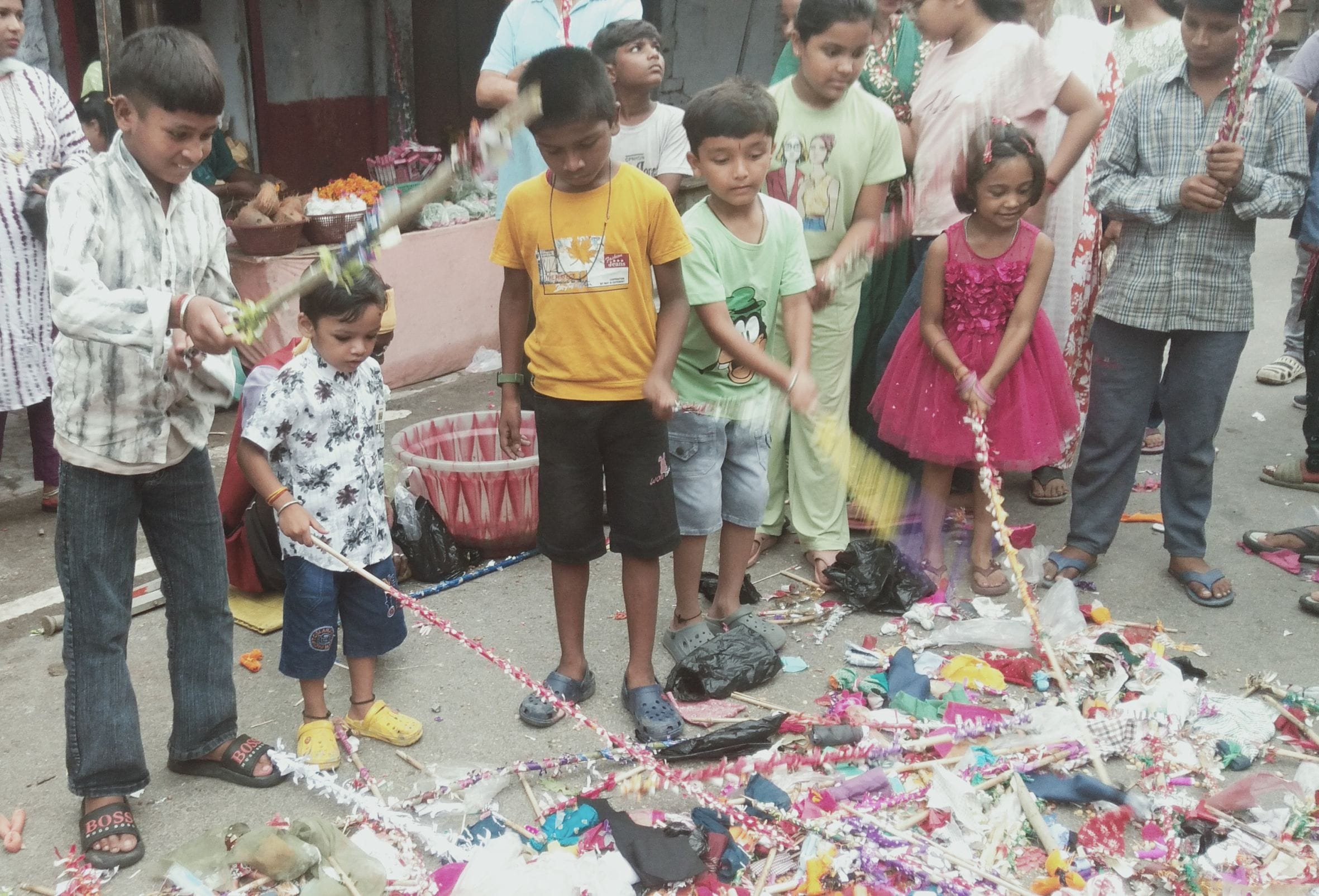 बालापुर में कपड़े से बनी गुड़िया को पीटने के लिए खड़े बच्चे। बालापुर में कपड़े से बनी गुड़िया को पीटने के लिए खड़े बच्चे।